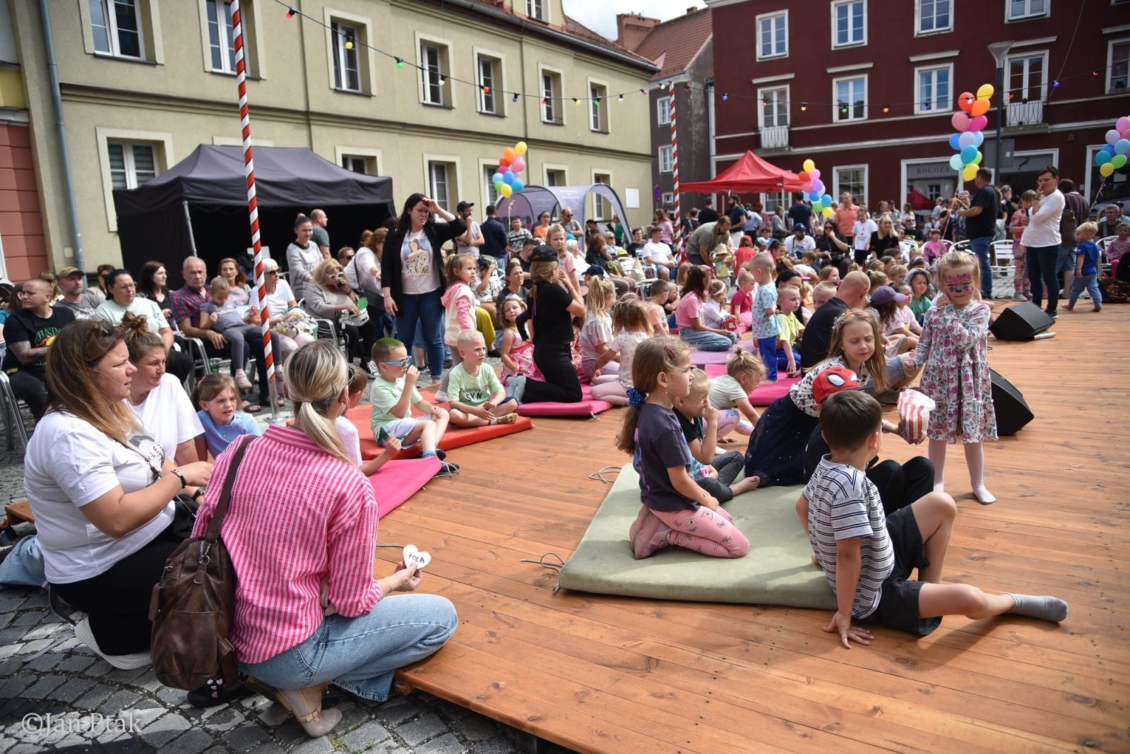 Zdjęcie w galerii na portalu naszraciborz.pl: Festiwal Dziecięcej Radości przyciągnął rodziny na plac Księżnej Ofki Piastówny wiadomości z regionu