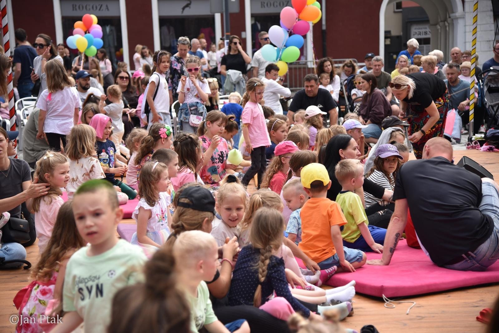 Zdjęcie w galerii na portalu naszraciborz.pl: Festiwal Dziecięcej Radości przyciągnął rodziny na plac Księżnej Ofki Piastówny wiadomości z regionu