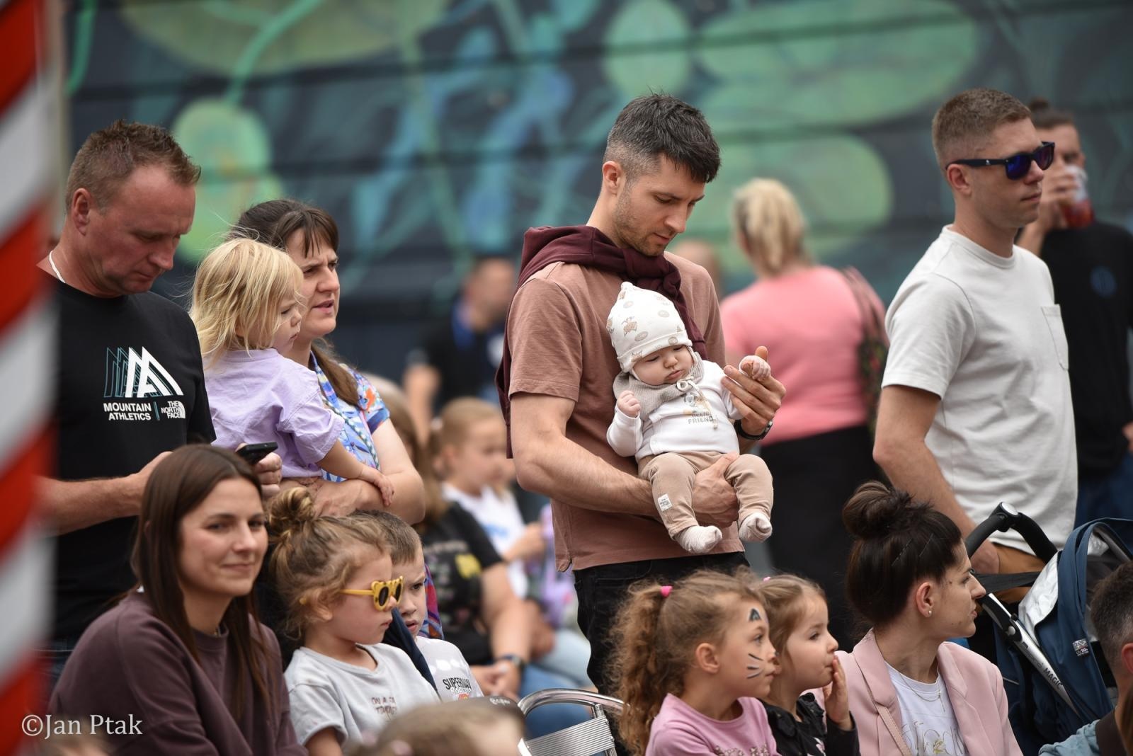 Zdjęcie w galerii na portalu naszraciborz.pl: Festiwal Dziecięcej Radości przyciągnął rodziny na plac Księżnej Ofki Piastówny wiadomości z regionu