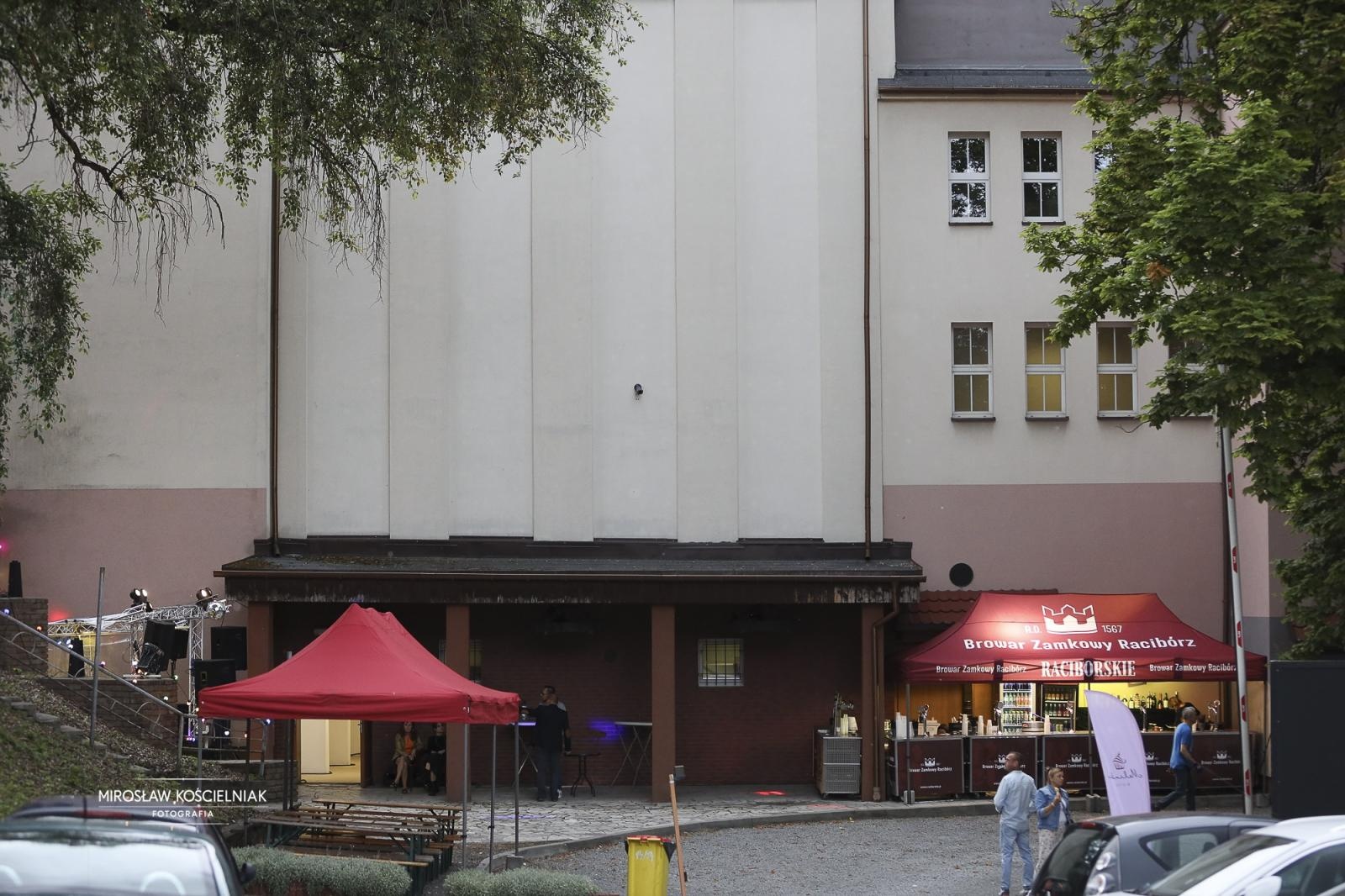 Zdjęcie w galerii na portalu naszraciborz.pl: Labirynt jak za dawnych lat – dyskoteka w stylu lat 80. i 90. z DJ Romkiem wiadomości z regionu