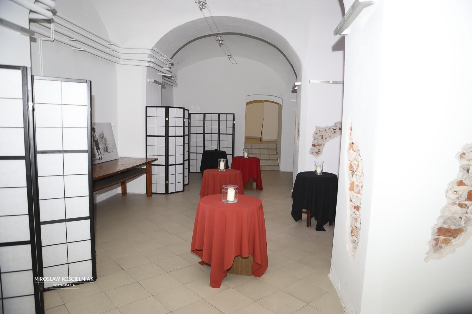 Zdjęcie w galerii na portalu naszraciborz.pl: Labirynt jak za dawnych lat – dyskoteka w stylu lat 80. i 90. z DJ Romkiem wiadomości z regionu