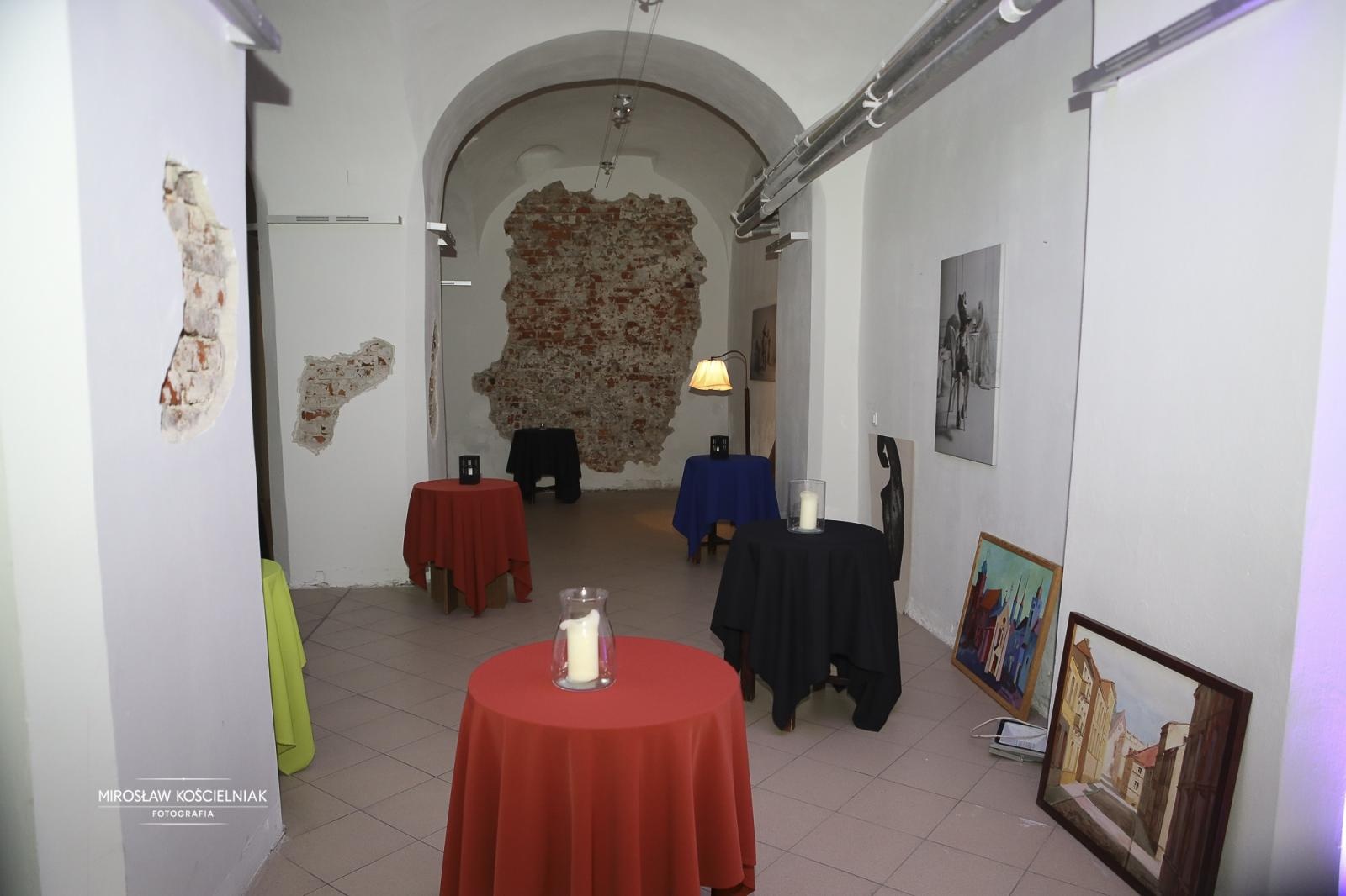 Zdjęcie w galerii na portalu naszraciborz.pl: Labirynt jak za dawnych lat – dyskoteka w stylu lat 80. i 90. z DJ Romkiem wiadomości z regionu