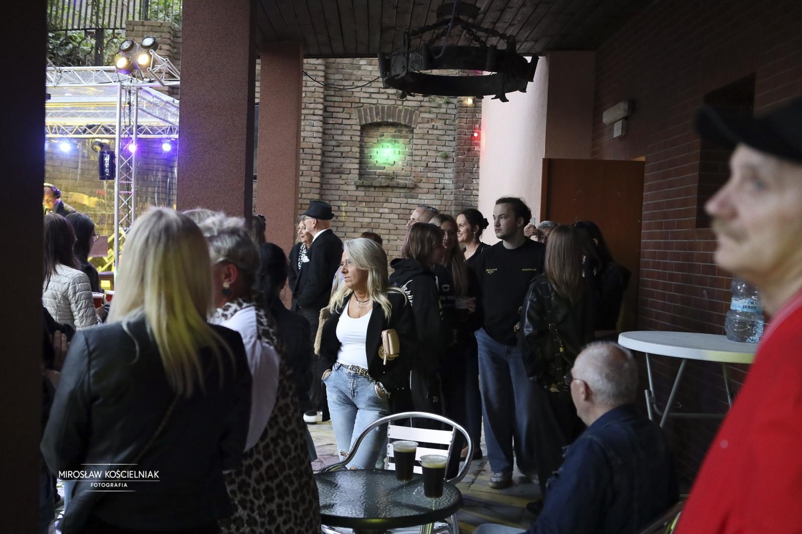 Zdjęcie w galerii na portalu naszraciborz.pl: Labirynt jak za dawnych lat – dyskoteka w stylu lat 80. i 90. z DJ Romkiem wiadomości z regionu