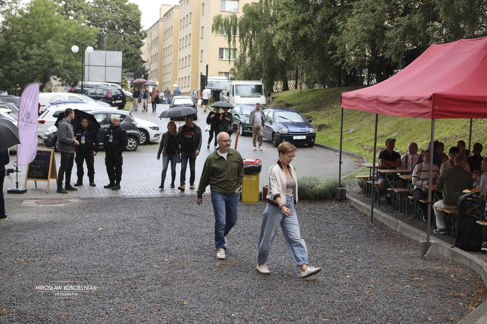Zdjęcie w galerii na portalu naszraciborz.pl: Labirynt jak za dawnych lat – dyskoteka w stylu lat 80. i 90. z DJ Romkiem wiadomości z regionu