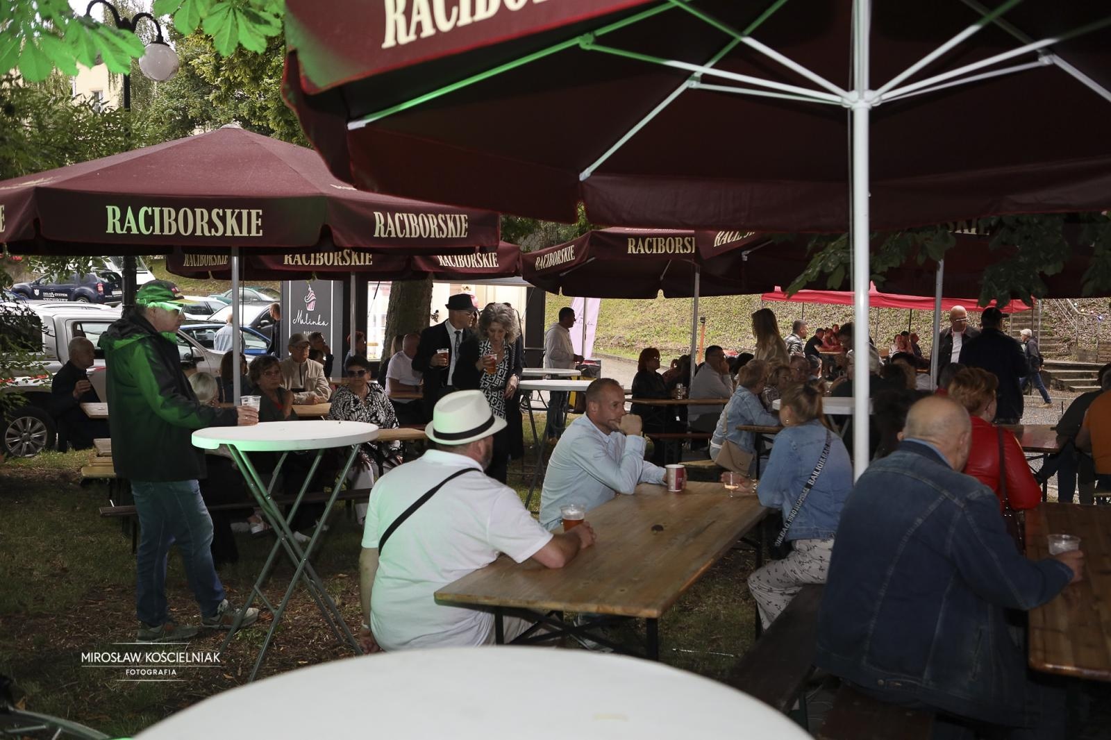Zdjęcie w galerii na portalu naszraciborz.pl: Labirynt jak za dawnych lat – dyskoteka w stylu lat 80. i 90. z DJ Romkiem wiadomości z regionu