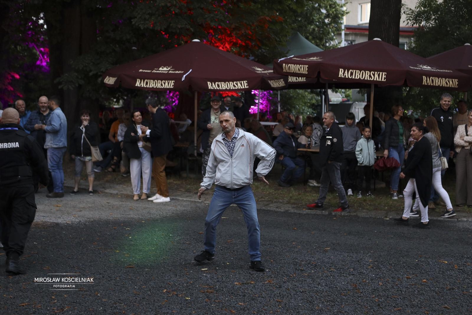 Zdjęcie w galerii na portalu naszraciborz.pl: Labirynt jak za dawnych lat – dyskoteka w stylu lat 80. i 90. z DJ Romkiem wiadomości z regionu