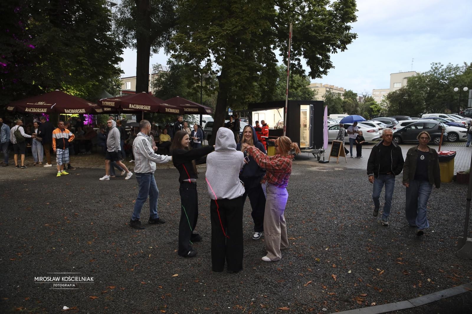 Zdjęcie w galerii na portalu naszraciborz.pl: Labirynt jak za dawnych lat – dyskoteka w stylu lat 80. i 90. z DJ Romkiem wiadomości z regionu