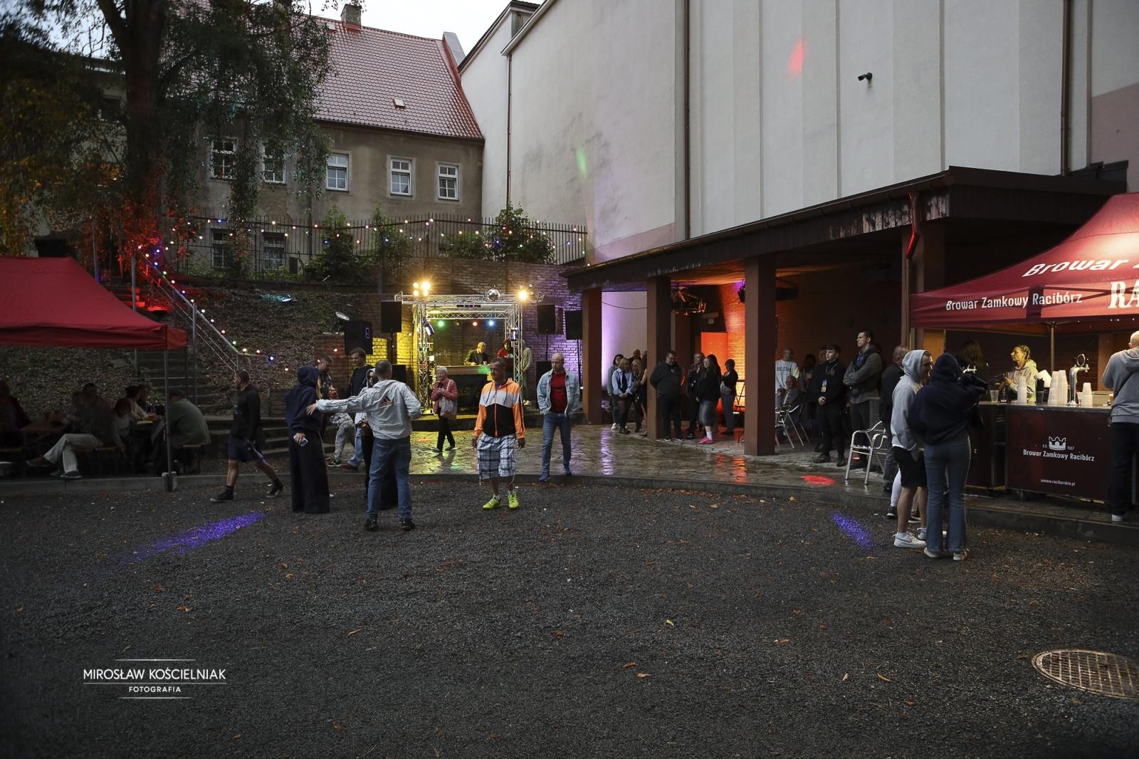 Zdjęcie w galerii na portalu naszraciborz.pl: Labirynt jak za dawnych lat – dyskoteka w stylu lat 80. i 90. z DJ Romkiem wiadomości z regionu