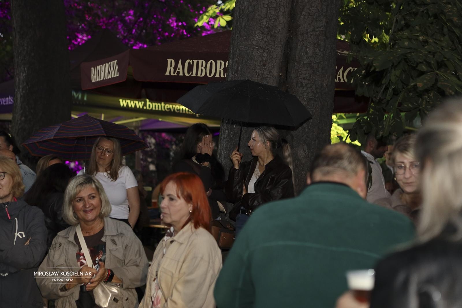 Zdjęcie w galerii na portalu naszraciborz.pl: Labirynt jak za dawnych lat – dyskoteka w stylu lat 80. i 90. z DJ Romkiem wiadomości z regionu