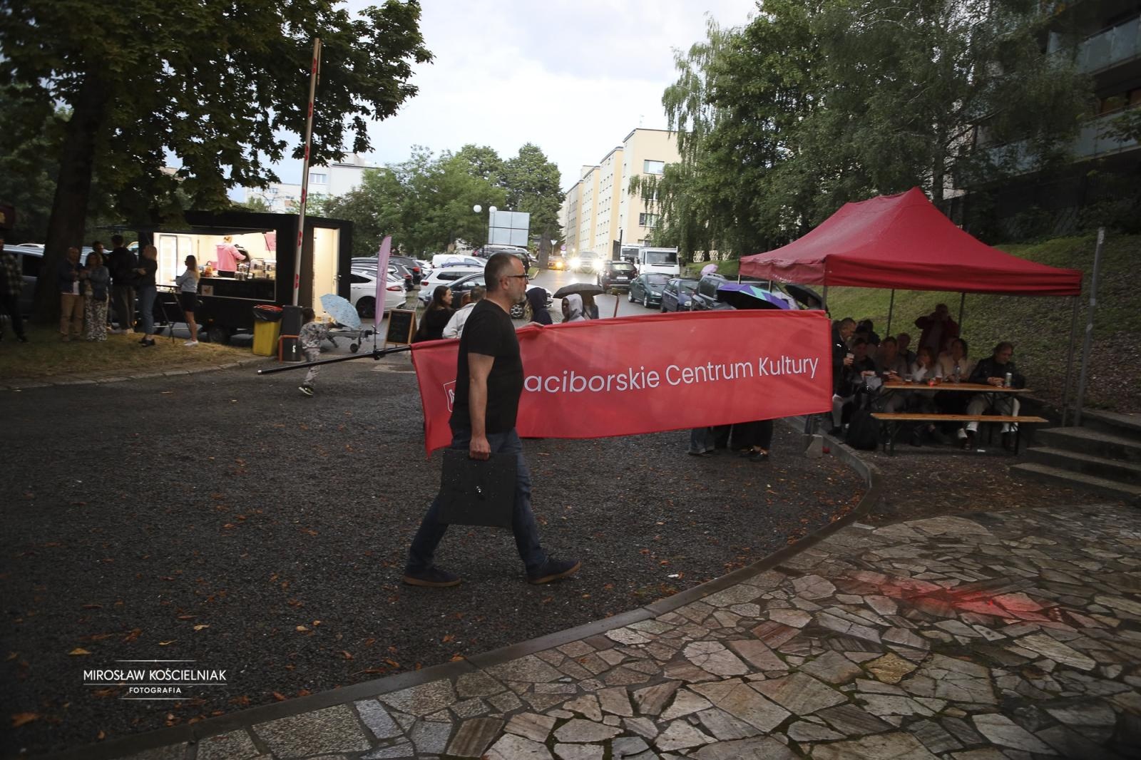 Zdjęcie w galerii na portalu naszraciborz.pl: Labirynt jak za dawnych lat – dyskoteka w stylu lat 80. i 90. z DJ Romkiem wiadomości z regionu
