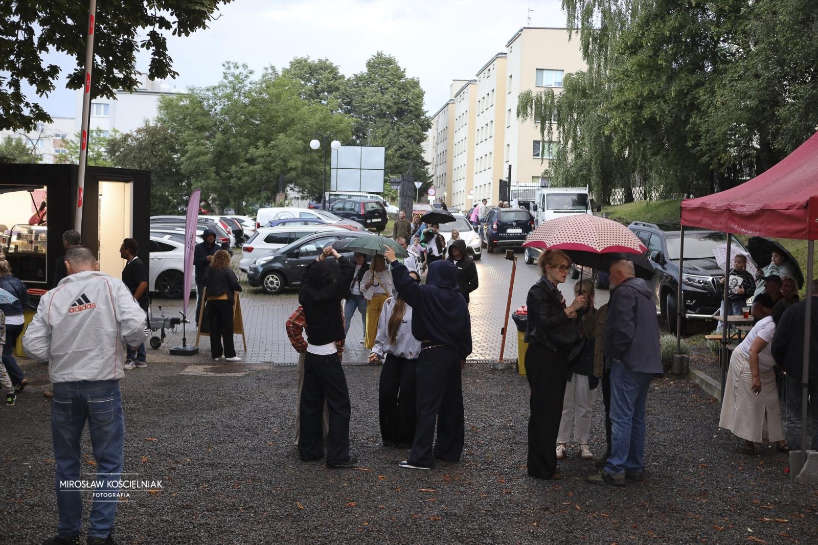 Zdjęcie w galerii na portalu naszraciborz.pl: Labirynt jak za dawnych lat – dyskoteka w stylu lat 80. i 90. z DJ Romkiem wiadomości z regionu
