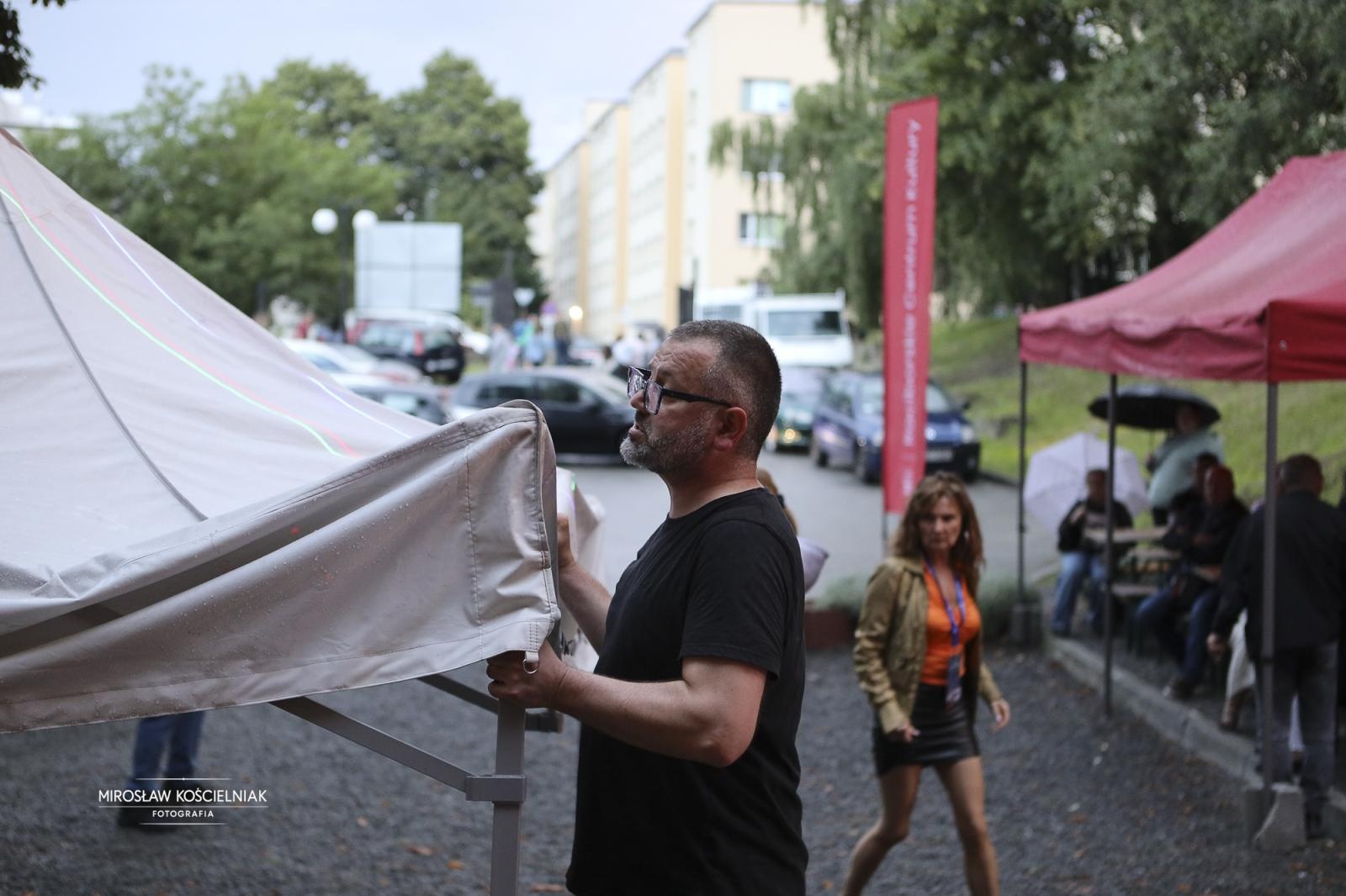 Zdjęcie w galerii na portalu naszraciborz.pl: Labirynt jak za dawnych lat – dyskoteka w stylu lat 80. i 90. z DJ Romkiem wiadomości z regionu