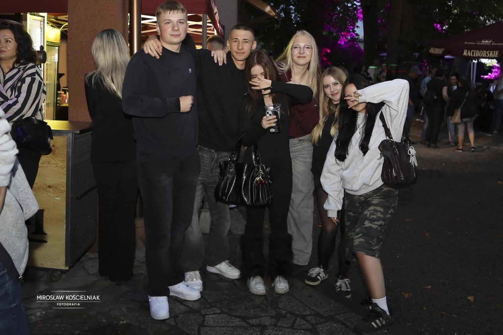 Zdjęcie w galerii na portalu naszraciborz.pl: Labirynt jak za dawnych lat – dyskoteka w stylu lat 80. i 90. z DJ Romkiem wiadomości z regionu