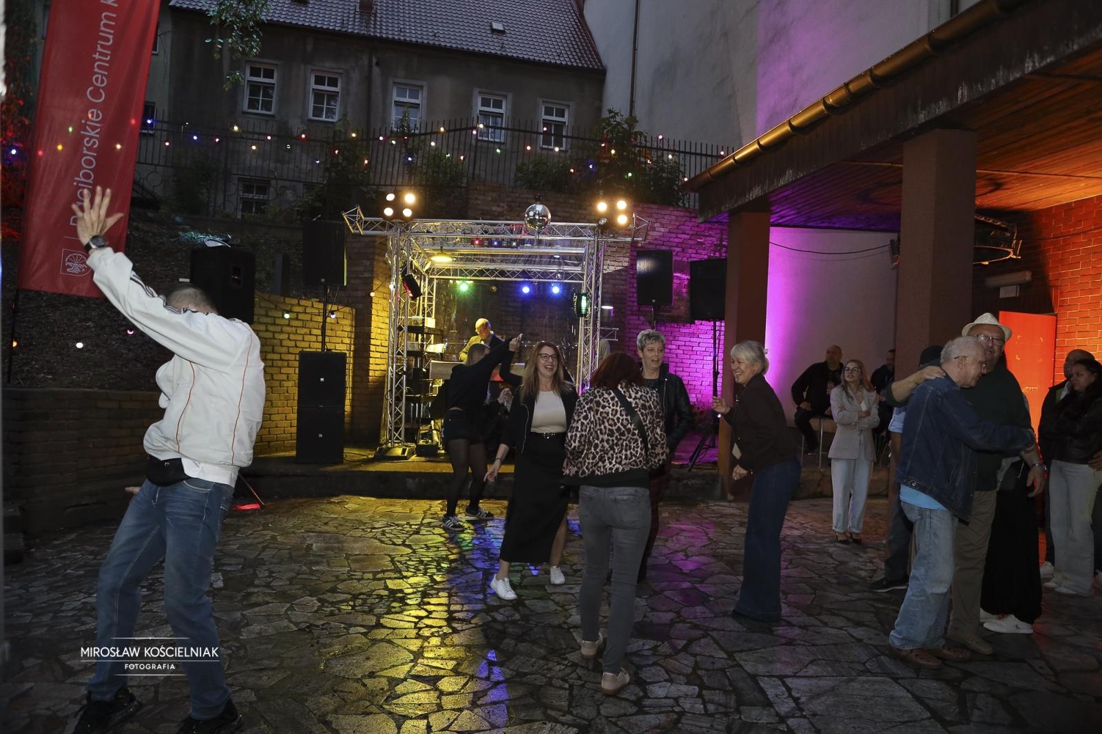 Zdjęcie w galerii na portalu naszraciborz.pl: Labirynt jak za dawnych lat – dyskoteka w stylu lat 80. i 90. z DJ Romkiem wiadomości z regionu