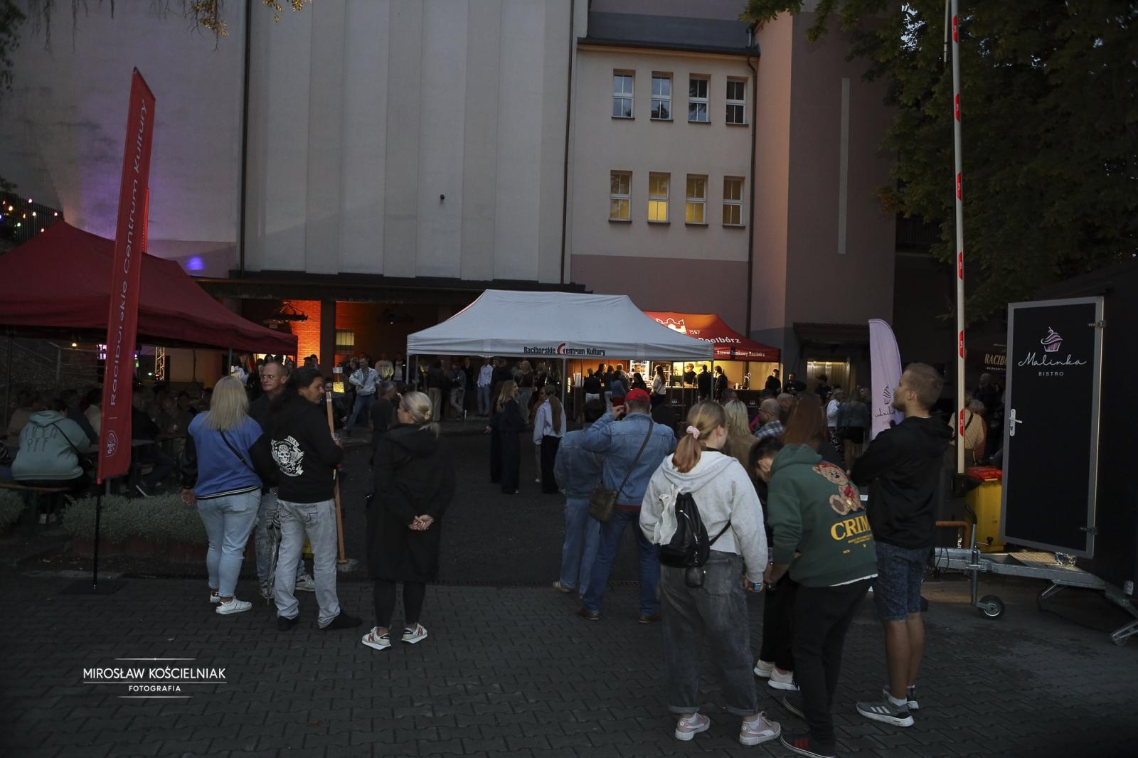 Zdjęcie w galerii na portalu naszraciborz.pl: Labirynt jak za dawnych lat – dyskoteka w stylu lat 80. i 90. z DJ Romkiem wiadomości z regionu