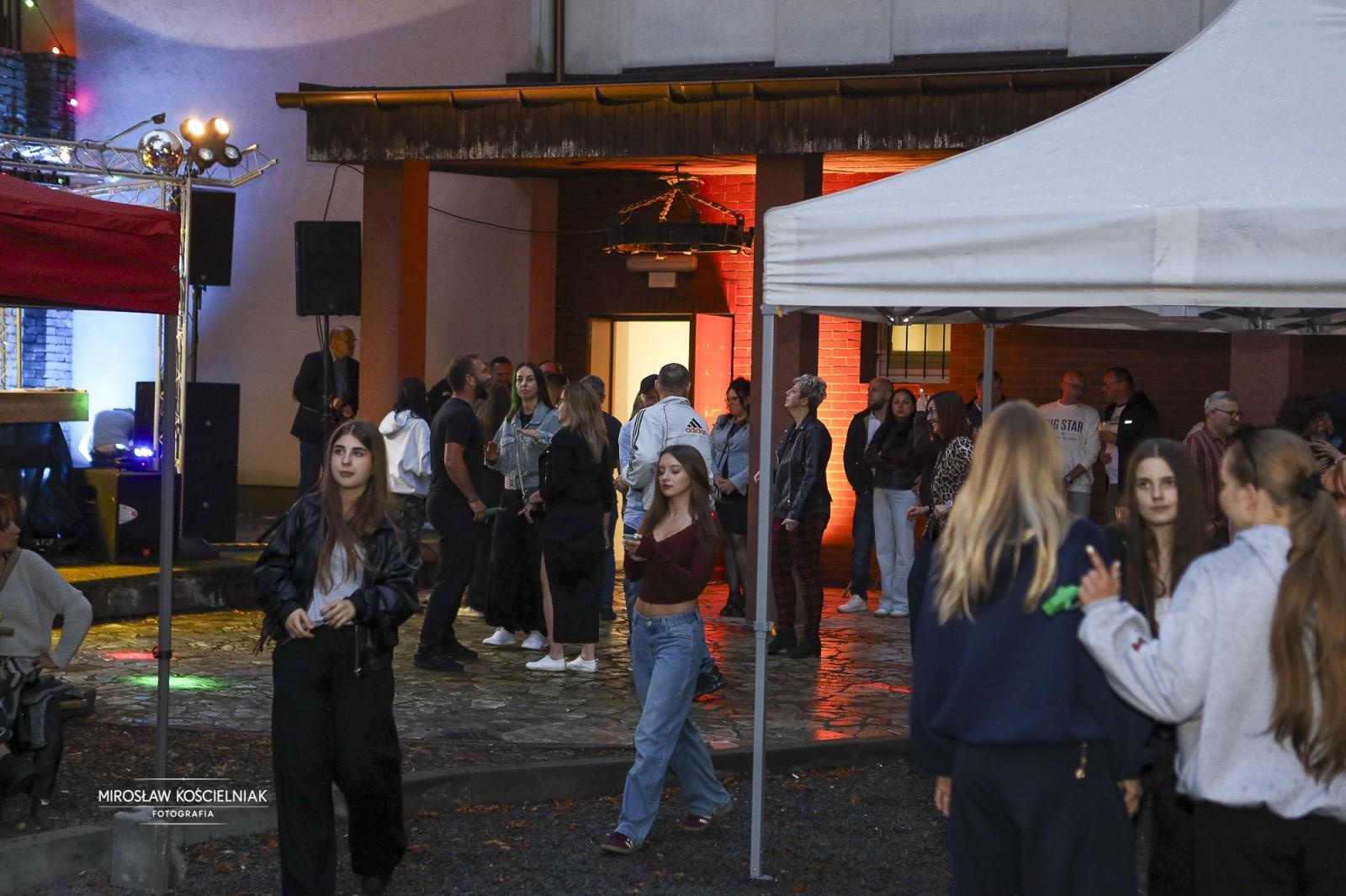 Zdjęcie w galerii na portalu naszraciborz.pl: Labirynt jak za dawnych lat – dyskoteka w stylu lat 80. i 90. z DJ Romkiem wiadomości z regionu