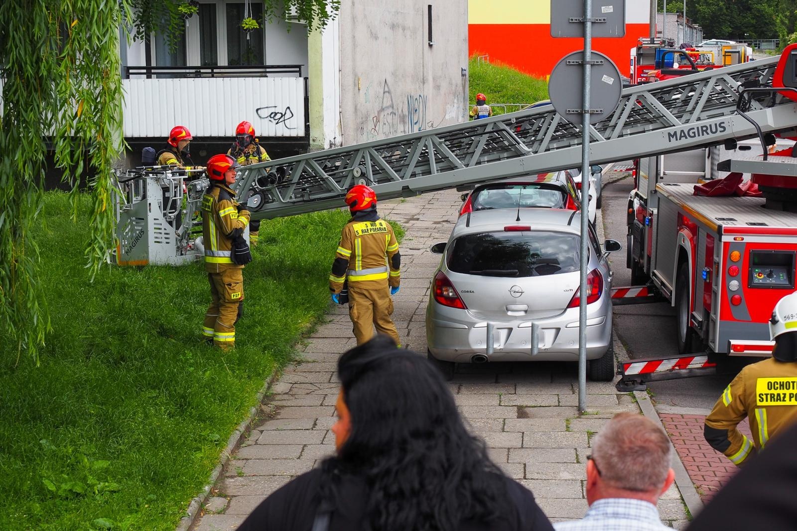 Zdjęcie w galerii na portalu naszraciborz.pl: Pożar mieszkania przy ul. Katowickiej w Raciborzu [FOTO i WIDEO] wiadomości z regionu