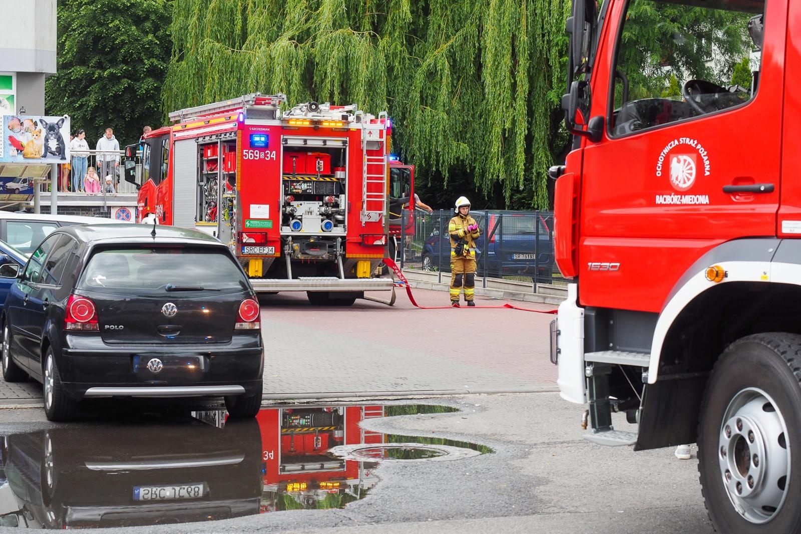Zdjęcie w galerii na portalu naszraciborz.pl: Pożar mieszkania przy ul. Katowickiej w Raciborzu [FOTO i WIDEO] wiadomości z regionu