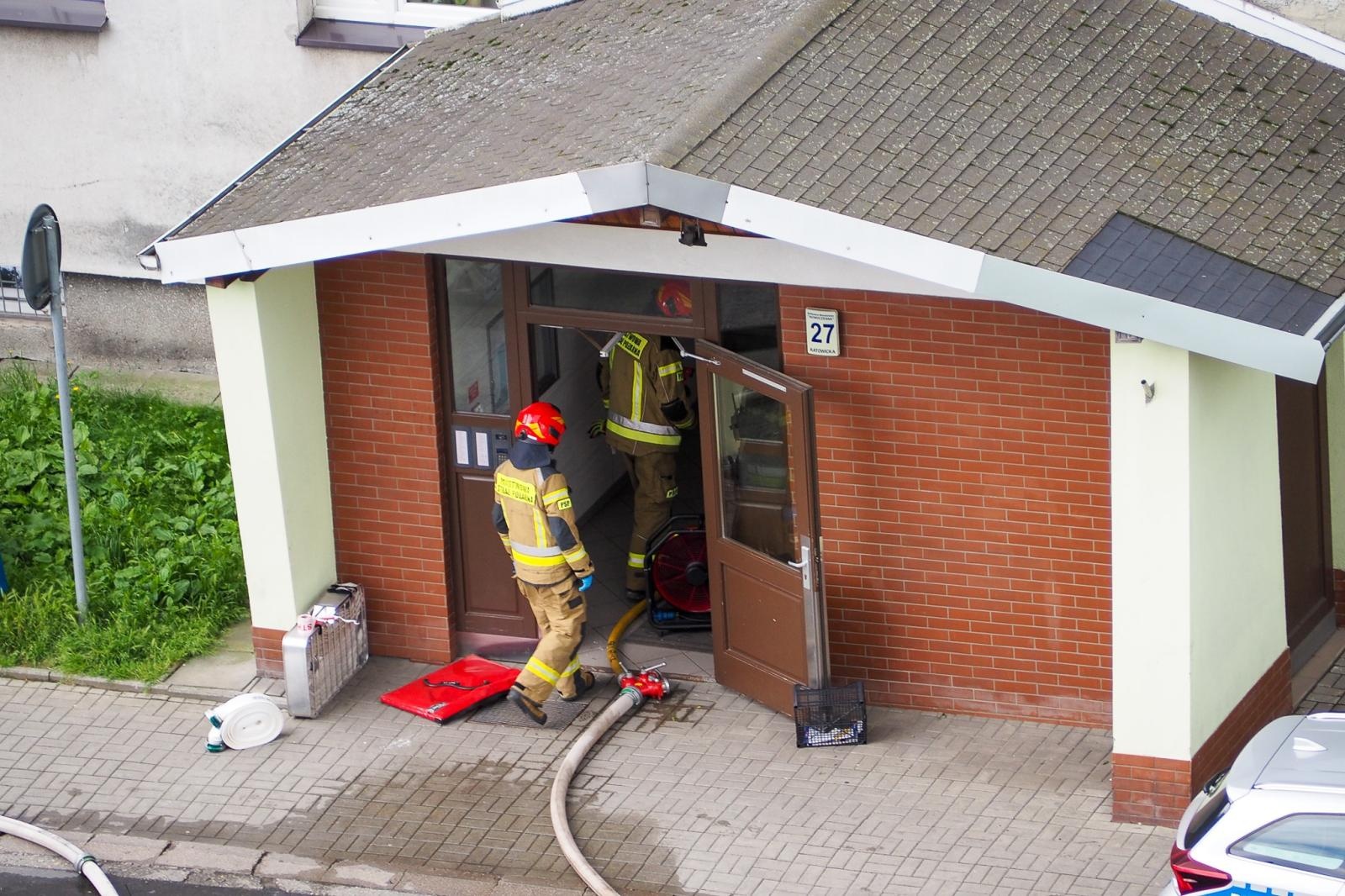 Zdjęcie w galerii na portalu naszraciborz.pl: Pożar mieszkania przy ul. Katowickiej w Raciborzu [FOTO i WIDEO] wiadomości z regionu