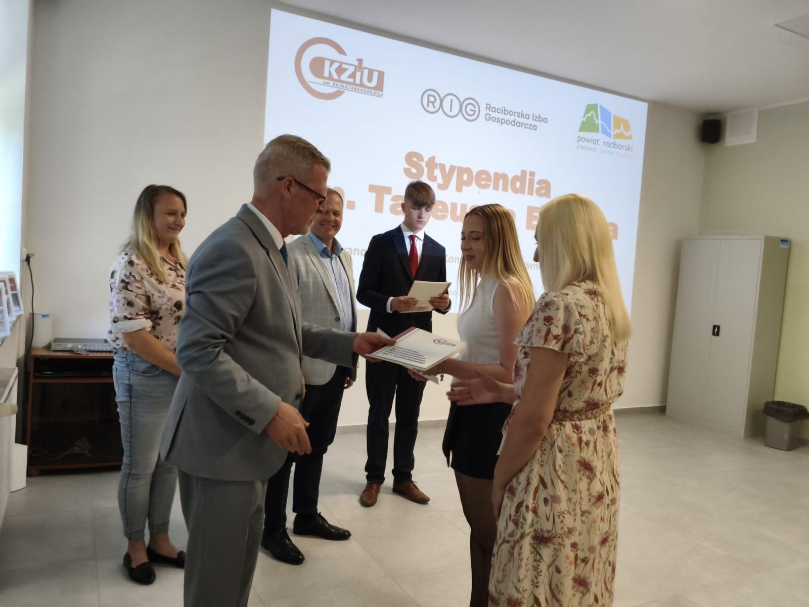Zdjęcie w galerii na portalu naszraciborz.pl: Wręczono Stypendia im. Tadeusza Ekierta. Wsparcie otrzyma 30 uczniów raciborskich szkół wiadomości z regionu