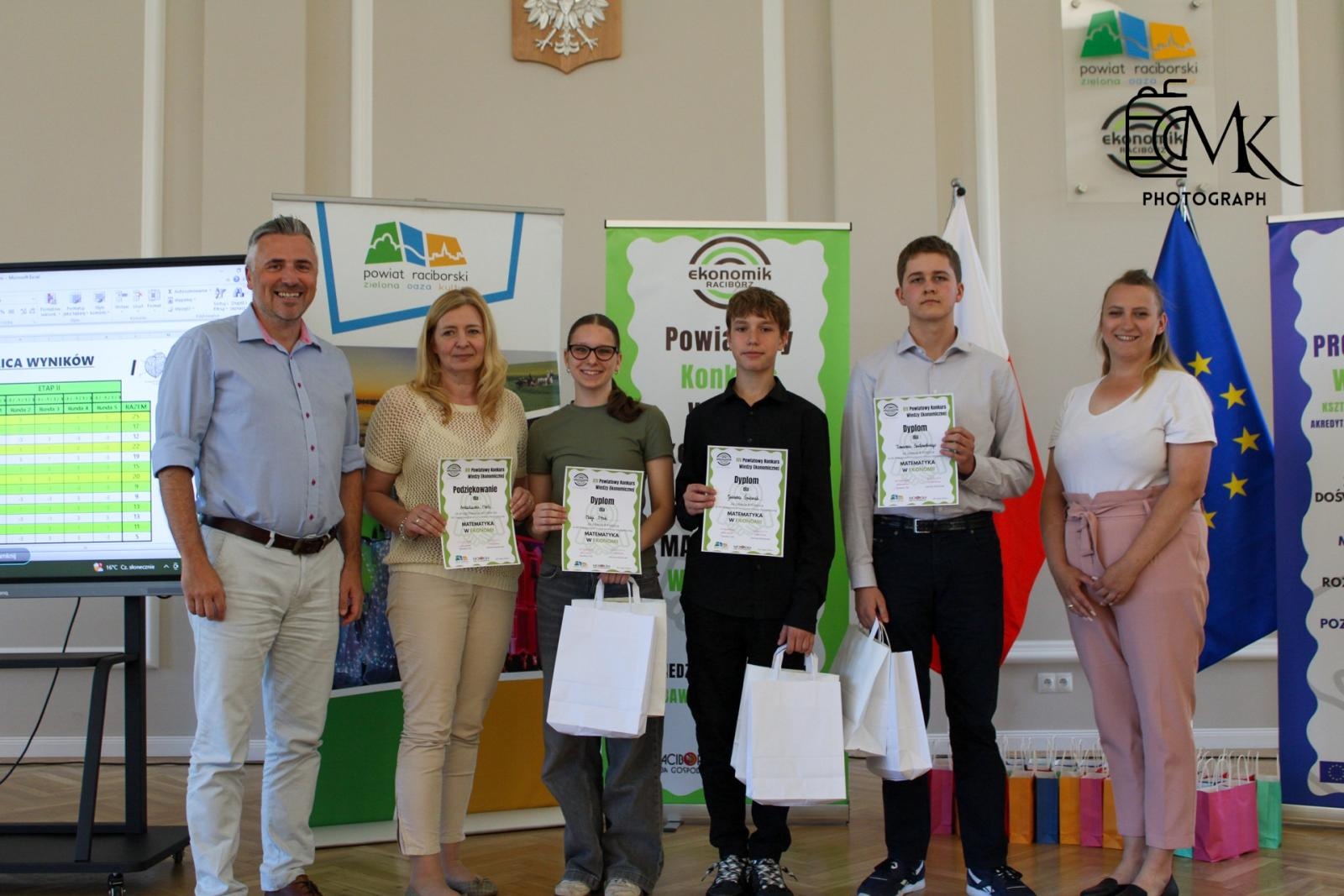 Zdjęcie w galerii na portalu naszraciborz.pl: Wręczono Stypendia im. Tadeusza Ekierta. Wsparcie otrzyma 30 uczniów raciborskich szkół wiadomości z regionu