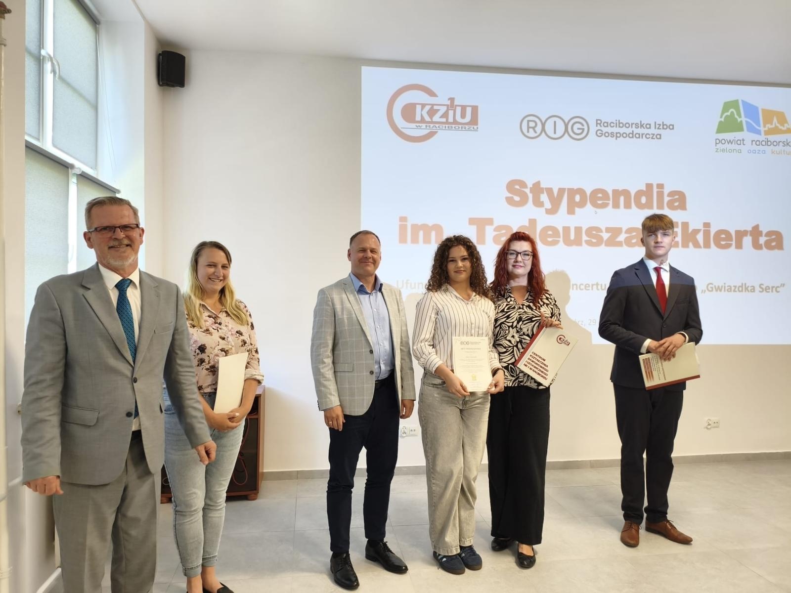 Zdjęcie w galerii na portalu naszraciborz.pl: Wręczono Stypendia im. Tadeusza Ekierta. Wsparcie otrzyma 30 uczniów raciborskich szkół wiadomości z regionu