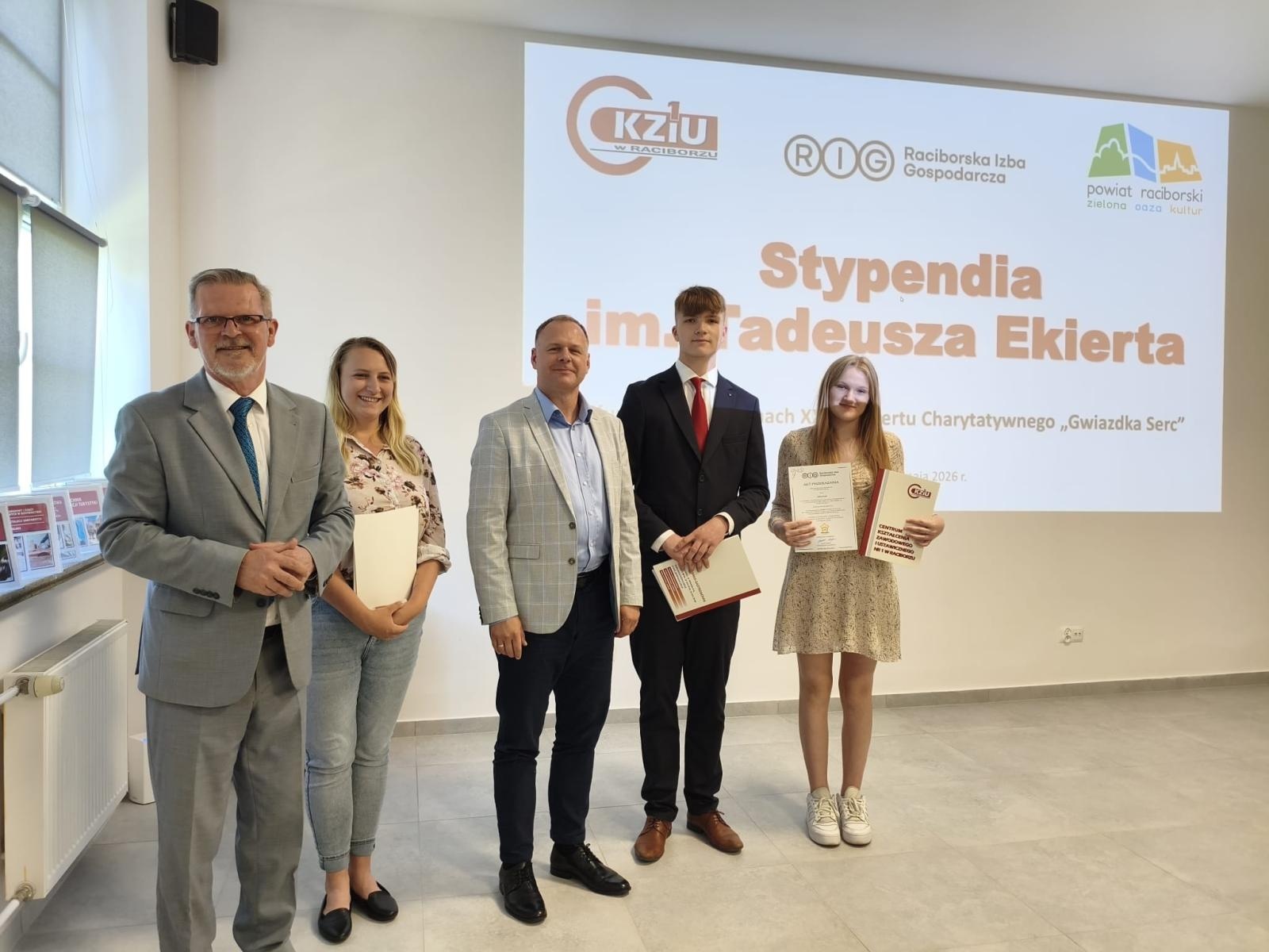 Zdjęcie w galerii na portalu naszraciborz.pl: Wręczono Stypendia im. Tadeusza Ekierta. Wsparcie otrzyma 30 uczniów raciborskich szkół wiadomości z regionu