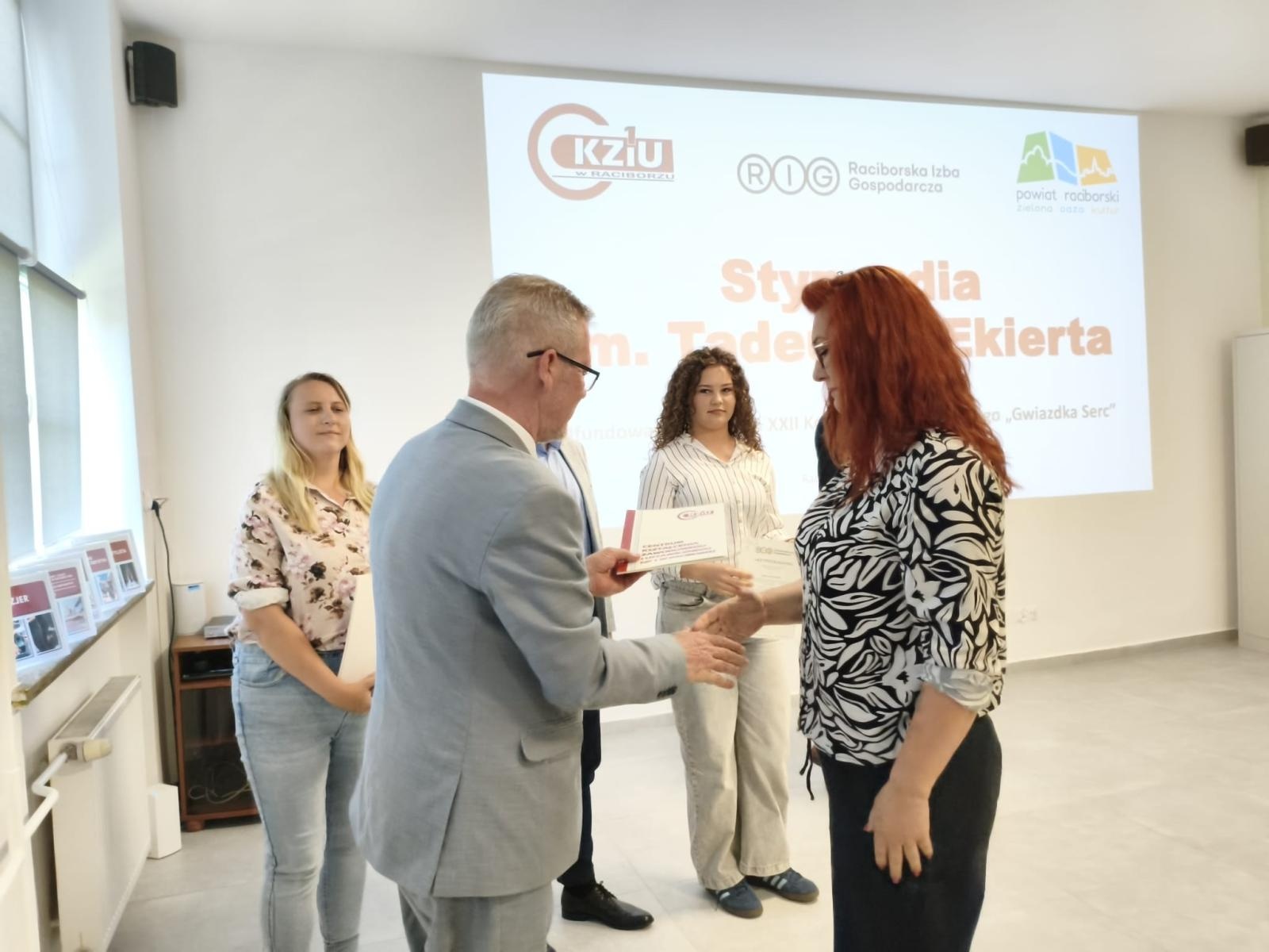 Zdjęcie w galerii na portalu naszraciborz.pl: Wręczono Stypendia im. Tadeusza Ekierta. Wsparcie otrzyma 30 uczniów raciborskich szkół wiadomości z regionu