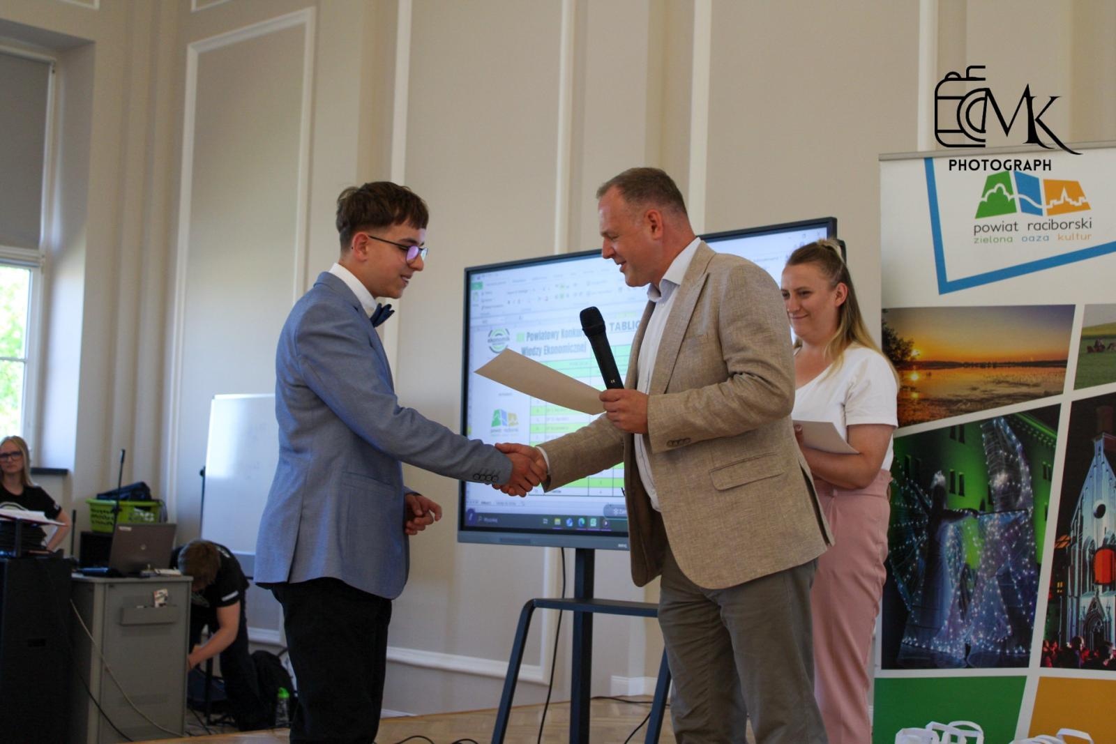 Zdjęcie w galerii na portalu naszraciborz.pl: Wręczono Stypendia im. Tadeusza Ekierta. Wsparcie otrzyma 30 uczniów raciborskich szkół wiadomości z regionu