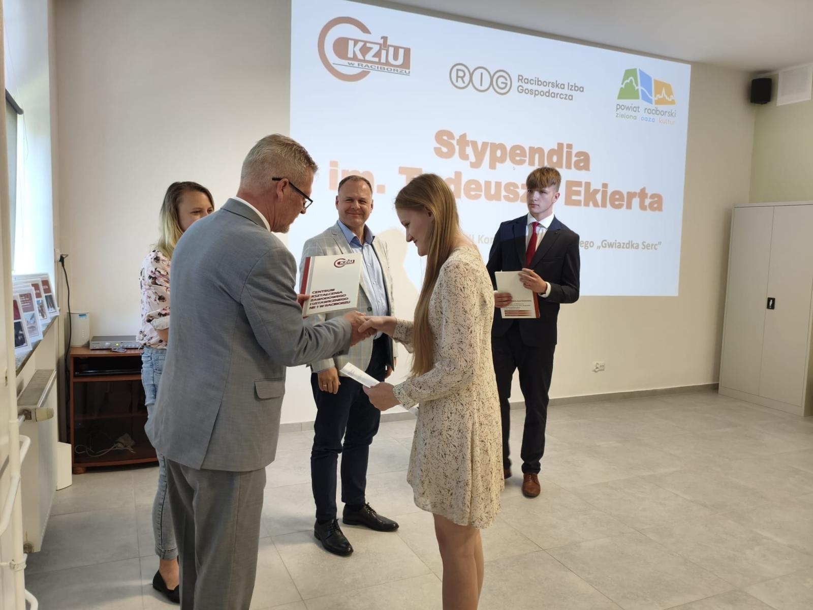 Zdjęcie w galerii na portalu naszraciborz.pl: Wręczono Stypendia im. Tadeusza Ekierta. Wsparcie otrzyma 30 uczniów raciborskich szkół wiadomości z regionu