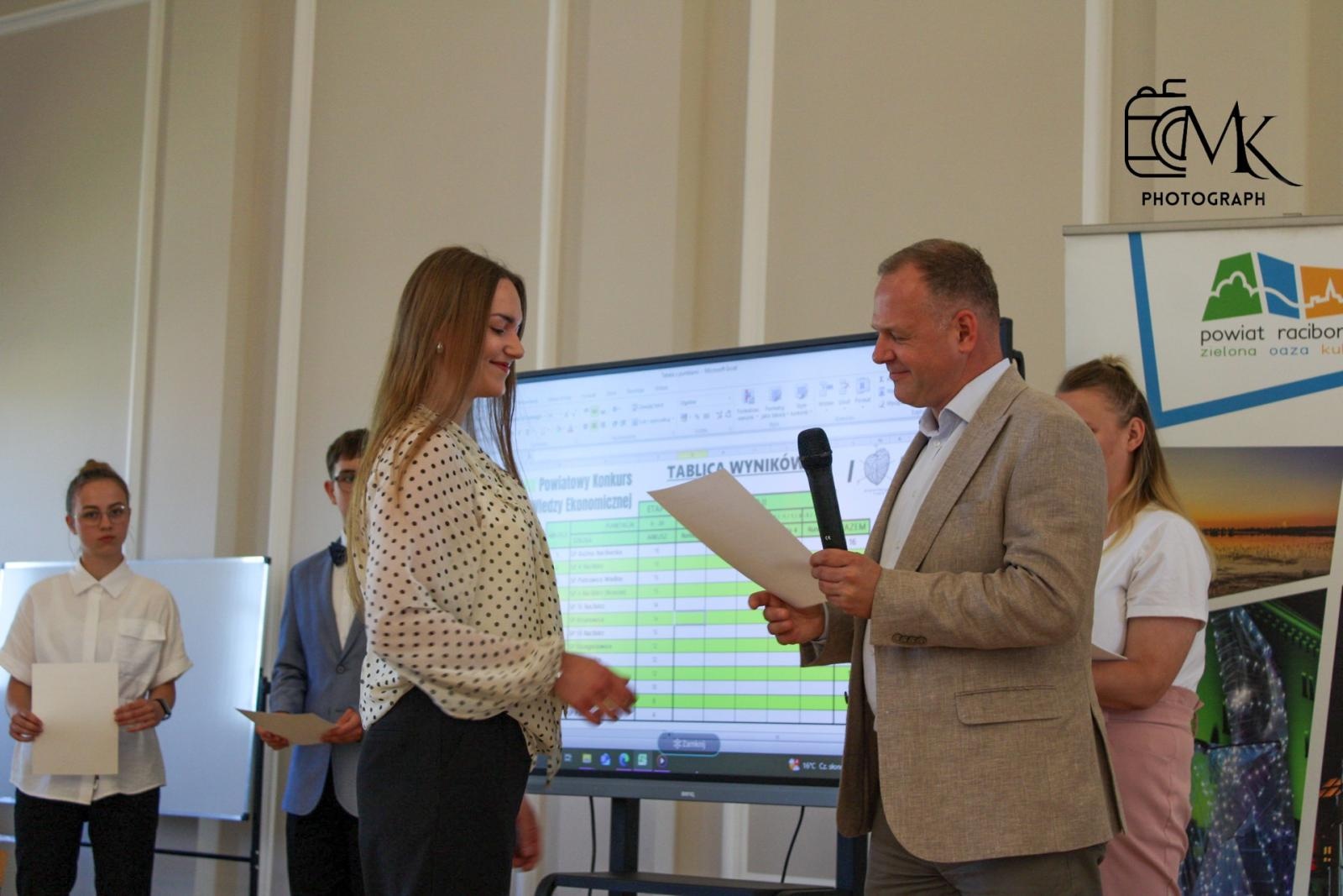 Zdjęcie w galerii na portalu naszraciborz.pl: Wręczono Stypendia im. Tadeusza Ekierta. Wsparcie otrzyma 30 uczniów raciborskich szkół wiadomości z regionu