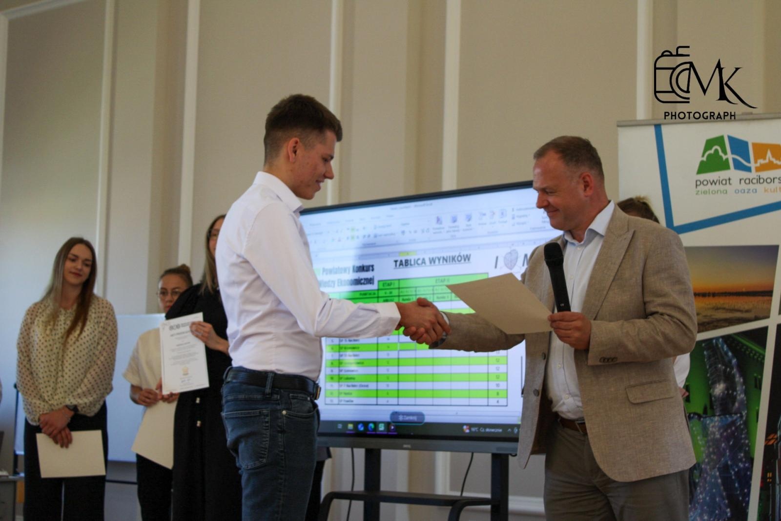 Zdjęcie w galerii na portalu naszraciborz.pl: Wręczono Stypendia im. Tadeusza Ekierta. Wsparcie otrzyma 30 uczniów raciborskich szkół wiadomości z regionu