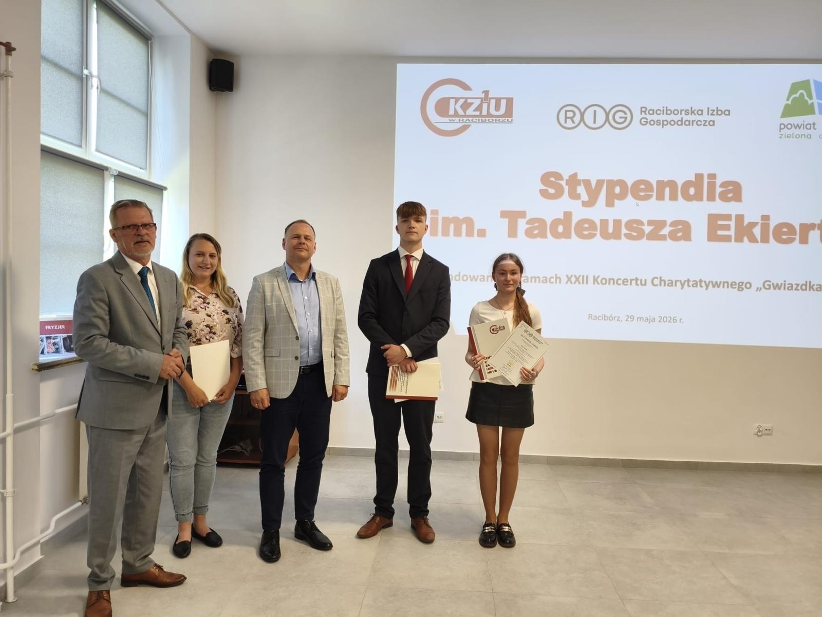 Zdjęcie w galerii na portalu naszraciborz.pl: Wręczono Stypendia im. Tadeusza Ekierta. Wsparcie otrzyma 30 uczniów raciborskich szkół wiadomości z regionu
