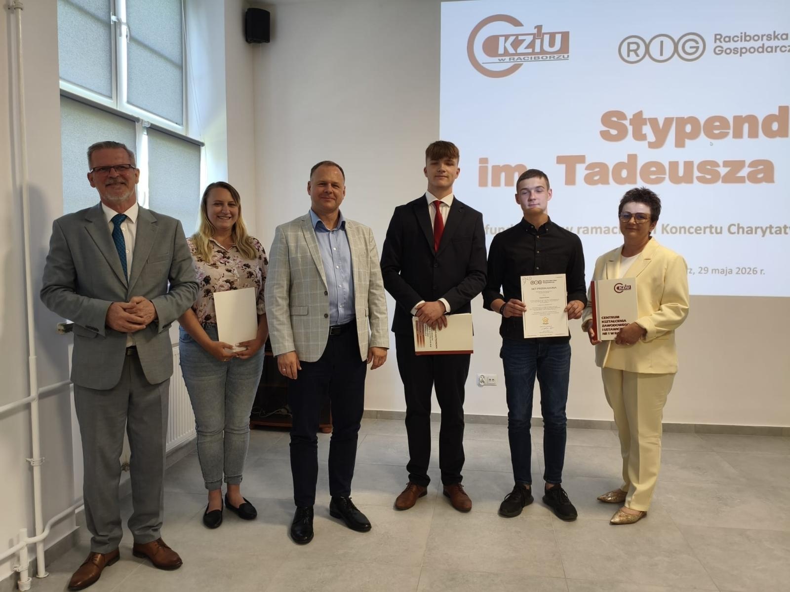 Zdjęcie w galerii na portalu naszraciborz.pl: Wręczono Stypendia im. Tadeusza Ekierta. Wsparcie otrzyma 30 uczniów raciborskich szkół wiadomości z regionu