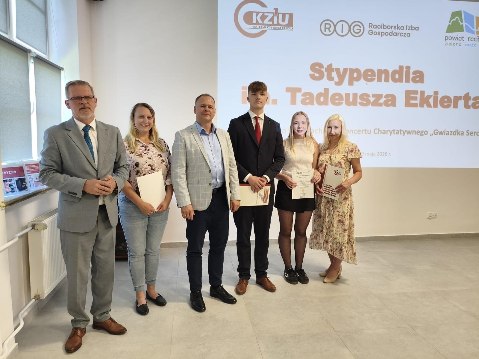 Zdjęcie w galerii na portalu naszraciborz.pl: Wręczono Stypendia im. Tadeusza Ekierta. Wsparcie otrzyma 30 uczniów raciborskich szkół wiadomości z regionu