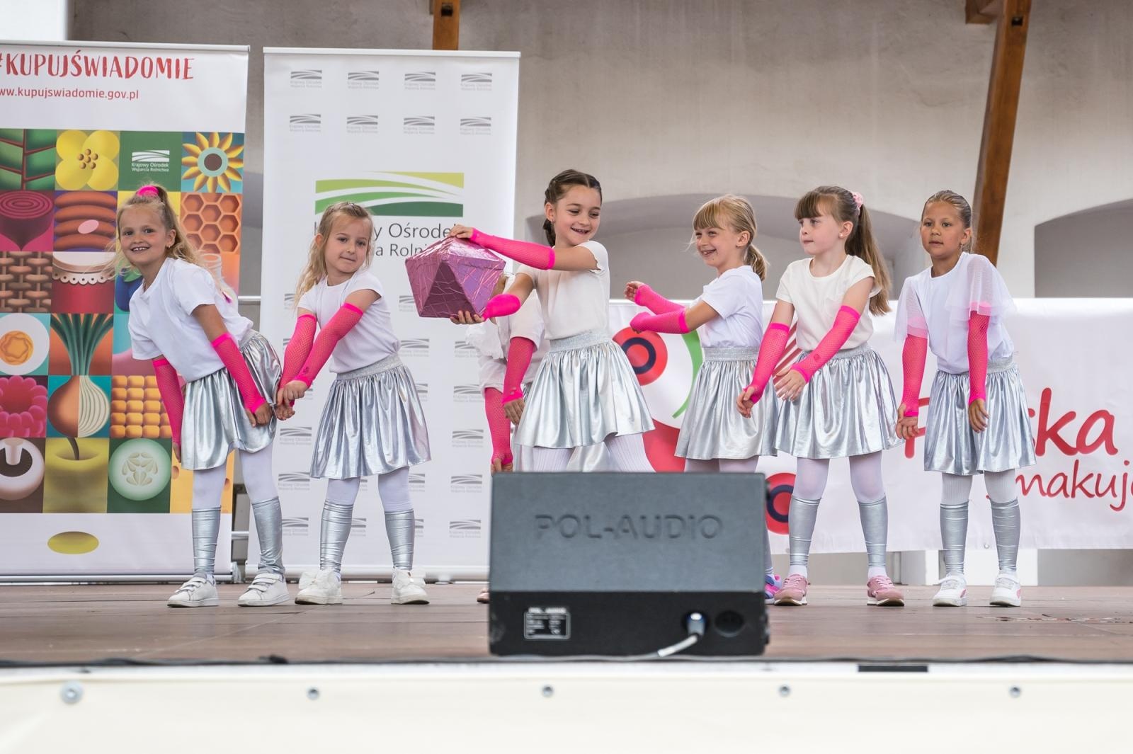 Zdjęcie w galerii na portalu naszraciborz.pl: Młode talenty na scenie Zamku Piastowskiego. Występy wychowanków Powiatowego Domu Kultury wiadomości z regionu