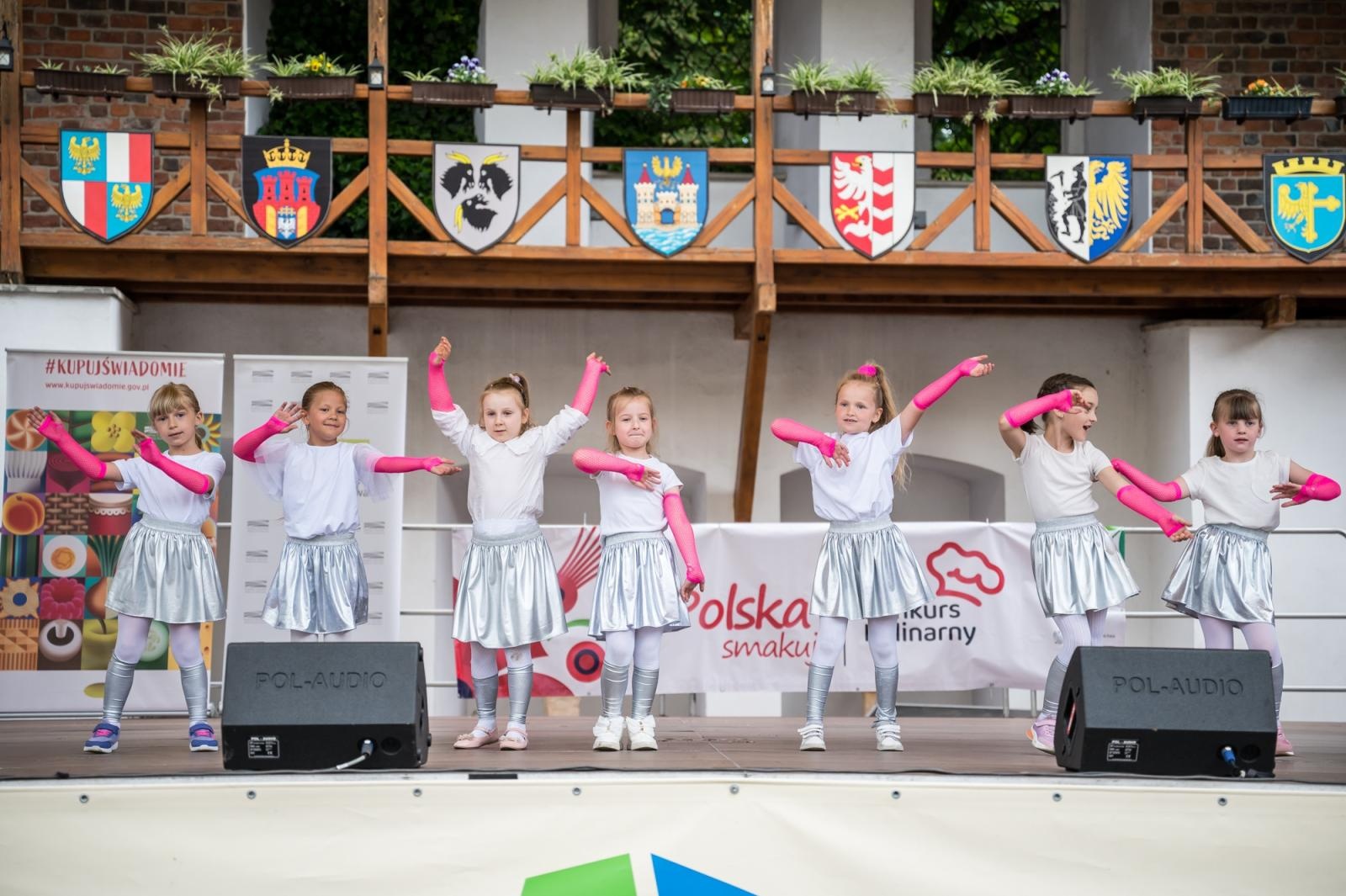 Zdjęcie w galerii na portalu naszraciborz.pl: Młode talenty na scenie Zamku Piastowskiego. Występy wychowanków Powiatowego Domu Kultury wiadomości z regionu