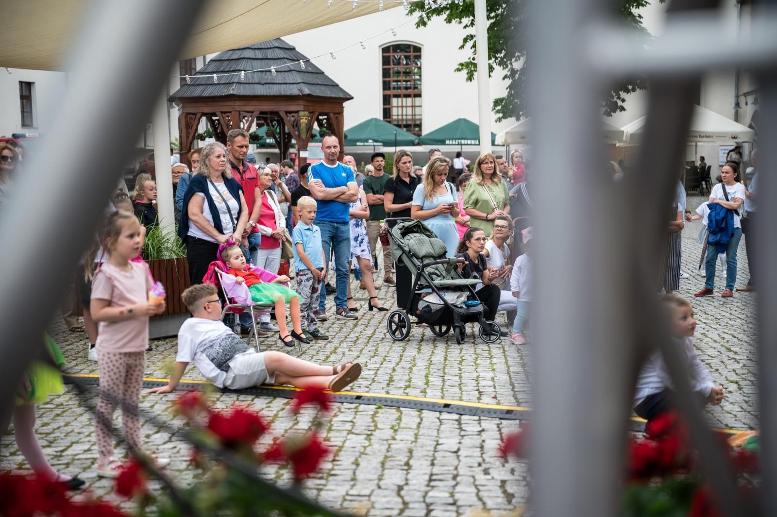 Zdjęcie w galerii na portalu naszraciborz.pl: Młode talenty na scenie Zamku Piastowskiego. Występy wychowanków Powiatowego Domu Kultury wiadomości z regionu