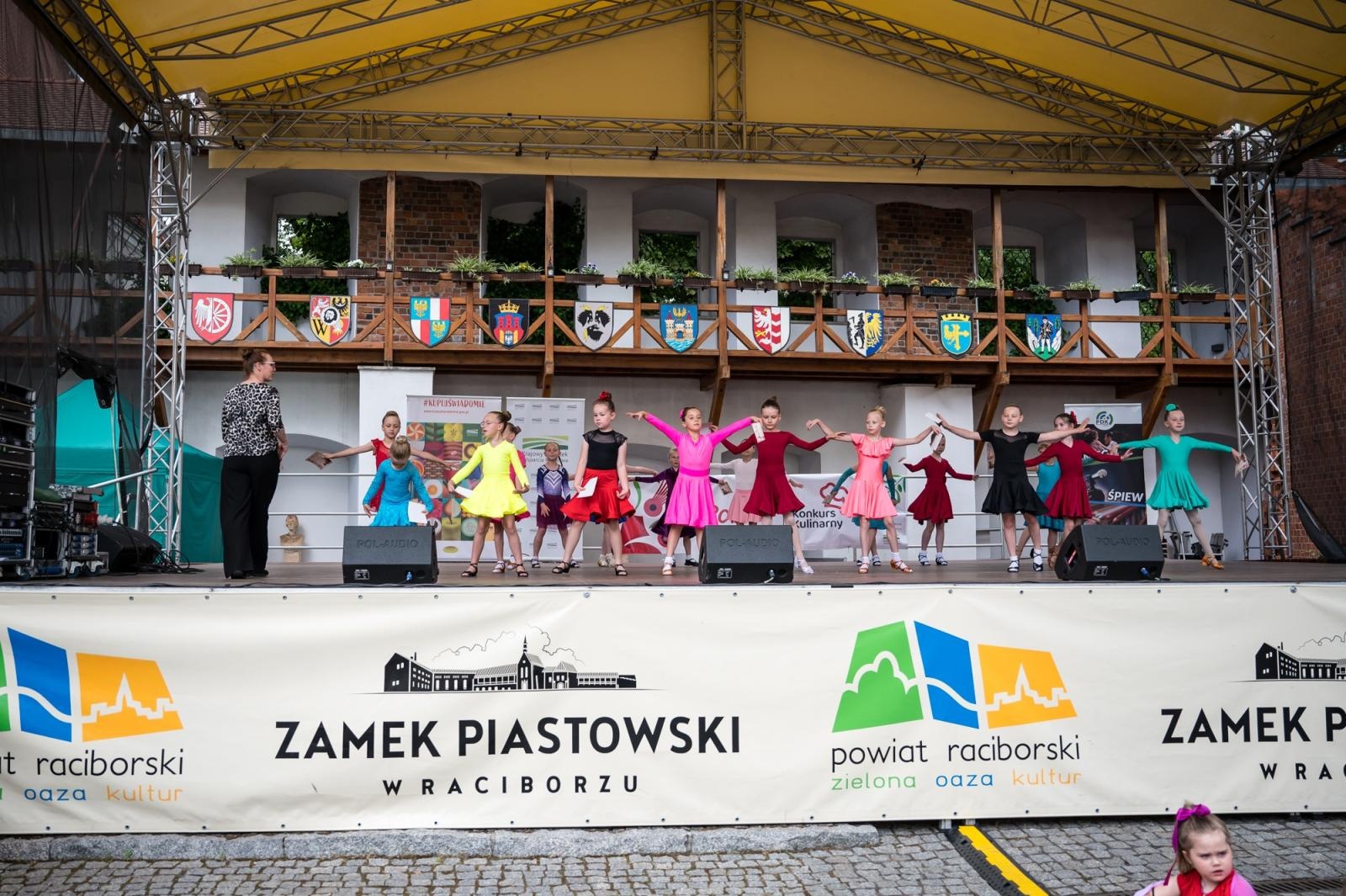 Zdjęcie w galerii na portalu naszraciborz.pl: Młode talenty na scenie Zamku Piastowskiego. Występy wychowanków Powiatowego Domu Kultury wiadomości z regionu