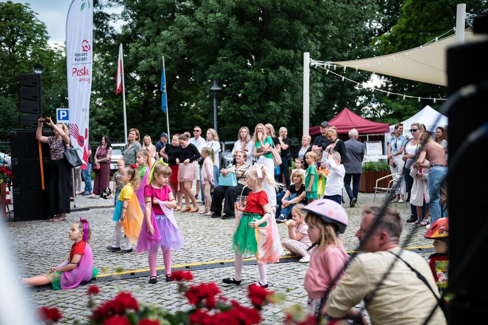 Zdjęcie w galerii na portalu naszraciborz.pl: Młode talenty na scenie Zamku Piastowskiego. Występy wychowanków Powiatowego Domu Kultury wiadomości z regionu