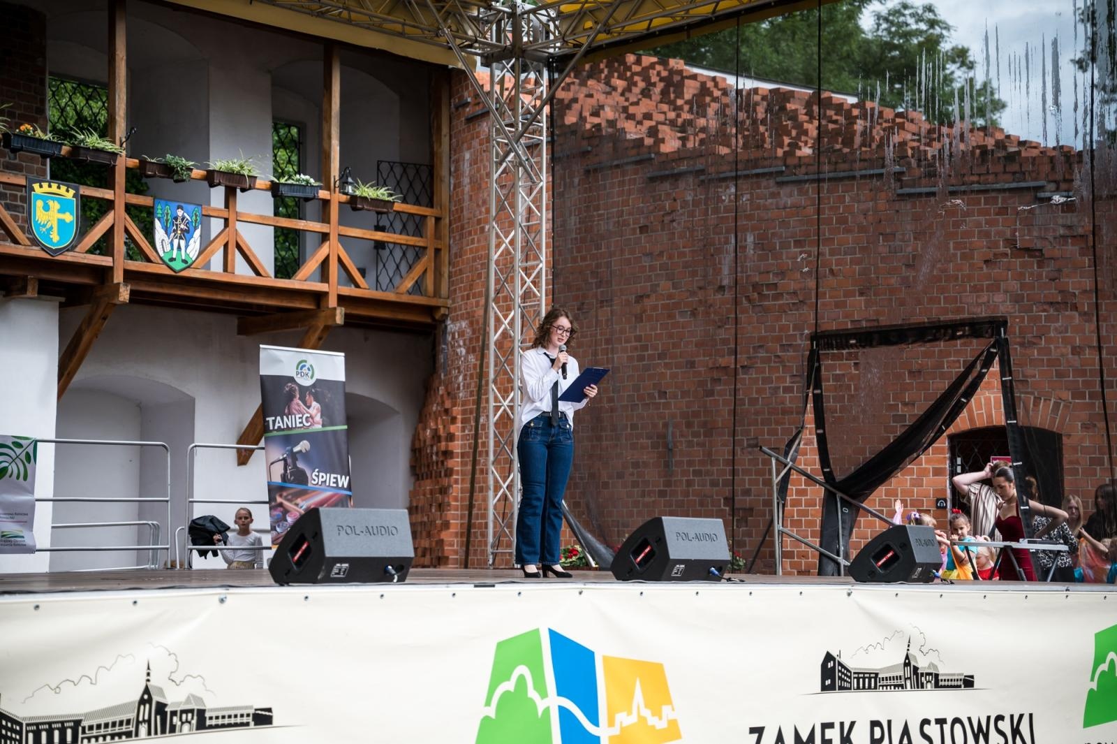Zdjęcie w galerii na portalu naszraciborz.pl: Młode talenty na scenie Zamku Piastowskiego. Występy wychowanków Powiatowego Domu Kultury wiadomości z regionu