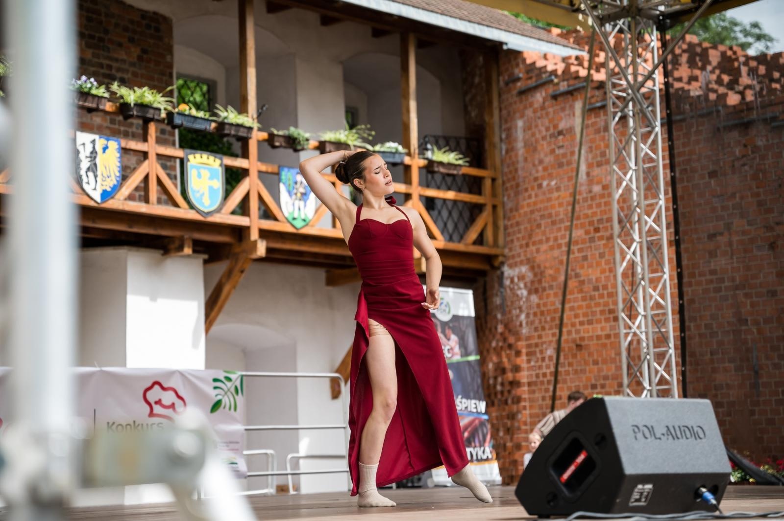 Zdjęcie w galerii na portalu naszraciborz.pl: Młode talenty na scenie Zamku Piastowskiego. Występy wychowanków Powiatowego Domu Kultury wiadomości z regionu