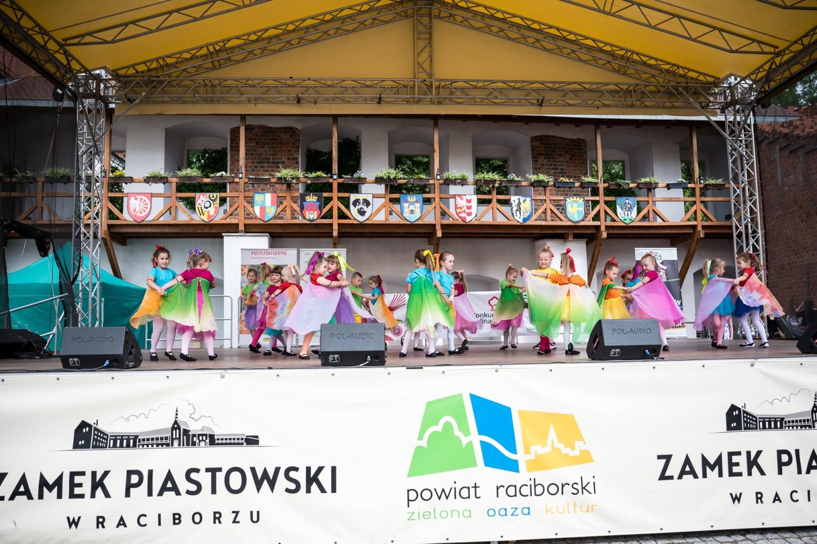 Zdjęcie w galerii na portalu naszraciborz.pl: Młode talenty na scenie Zamku Piastowskiego. Występy wychowanków Powiatowego Domu Kultury wiadomości z regionu