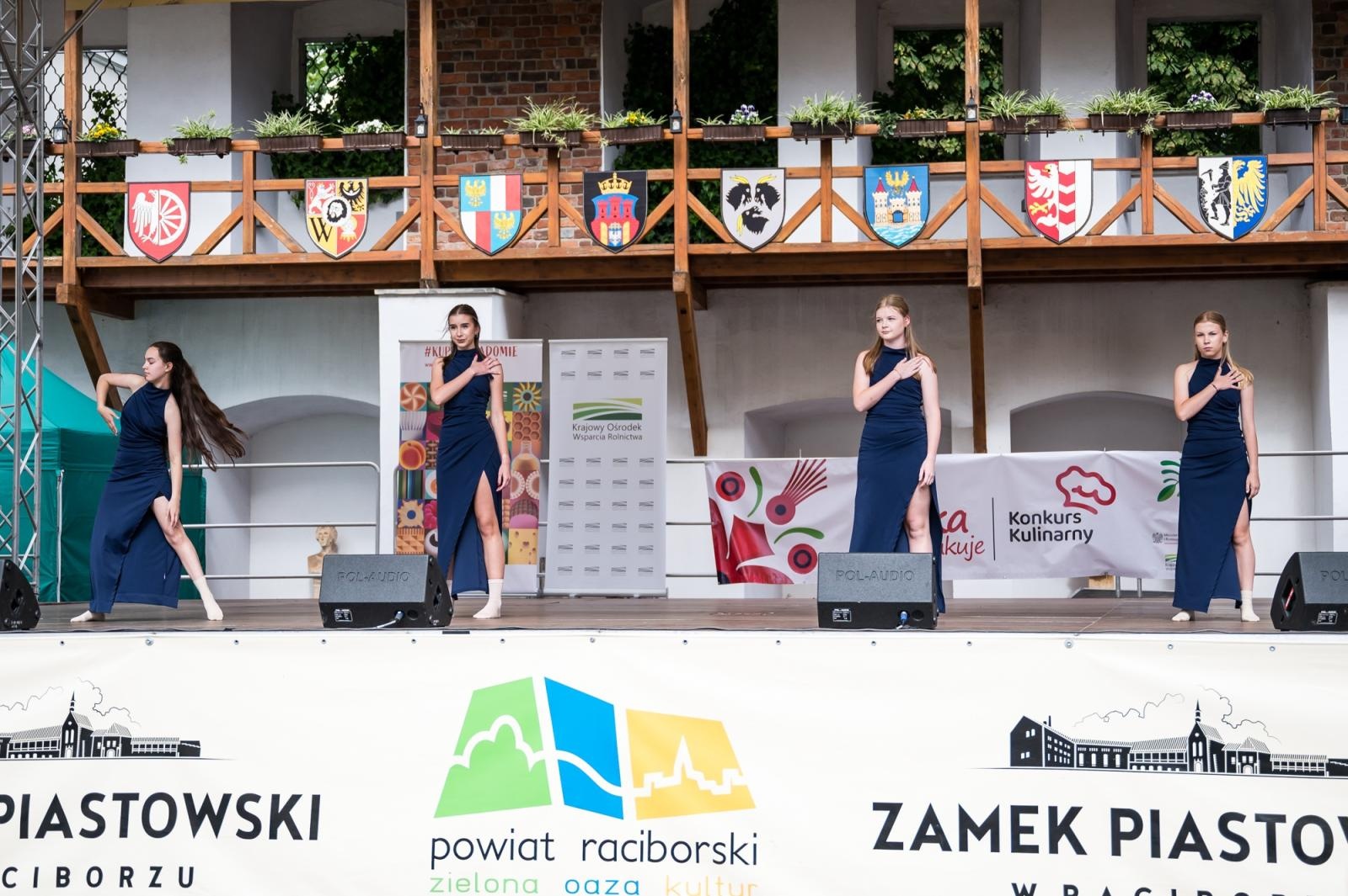 Zdjęcie w galerii na portalu naszraciborz.pl: Młode talenty na scenie Zamku Piastowskiego. Występy wychowanków Powiatowego Domu Kultury wiadomości z regionu