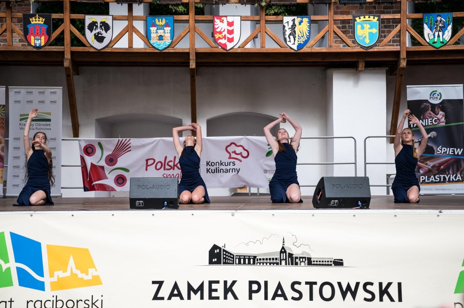 Zdjęcie w galerii na portalu naszraciborz.pl: Młode talenty na scenie Zamku Piastowskiego. Występy wychowanków Powiatowego Domu Kultury wiadomości z regionu