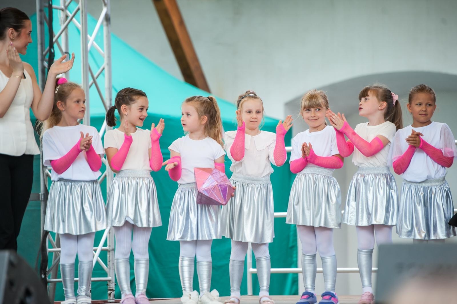 Zdjęcie w galerii na portalu naszraciborz.pl: Młode talenty na scenie Zamku Piastowskiego. Występy wychowanków Powiatowego Domu Kultury wiadomości z regionu