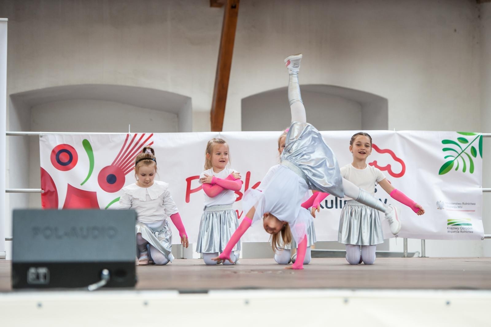 Zdjęcie w galerii na portalu naszraciborz.pl: Młode talenty na scenie Zamku Piastowskiego. Występy wychowanków Powiatowego Domu Kultury wiadomości z regionu
