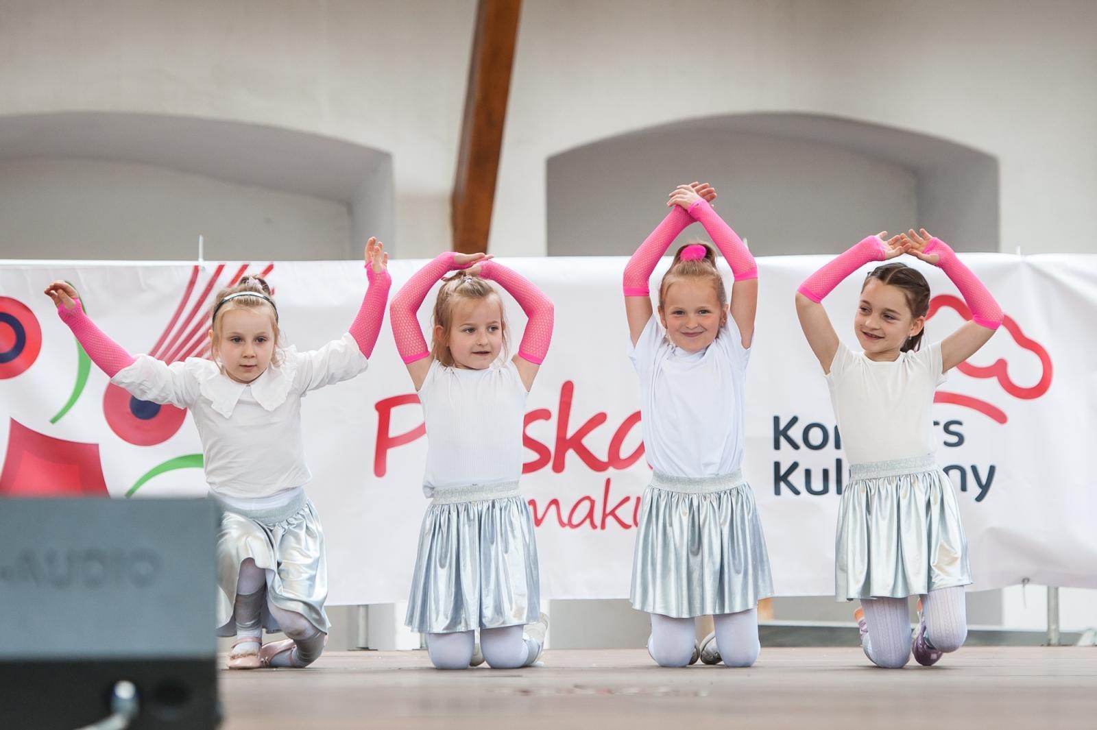 Zdjęcie w galerii na portalu naszraciborz.pl: Młode talenty na scenie Zamku Piastowskiego. Występy wychowanków Powiatowego Domu Kultury wiadomości z regionu