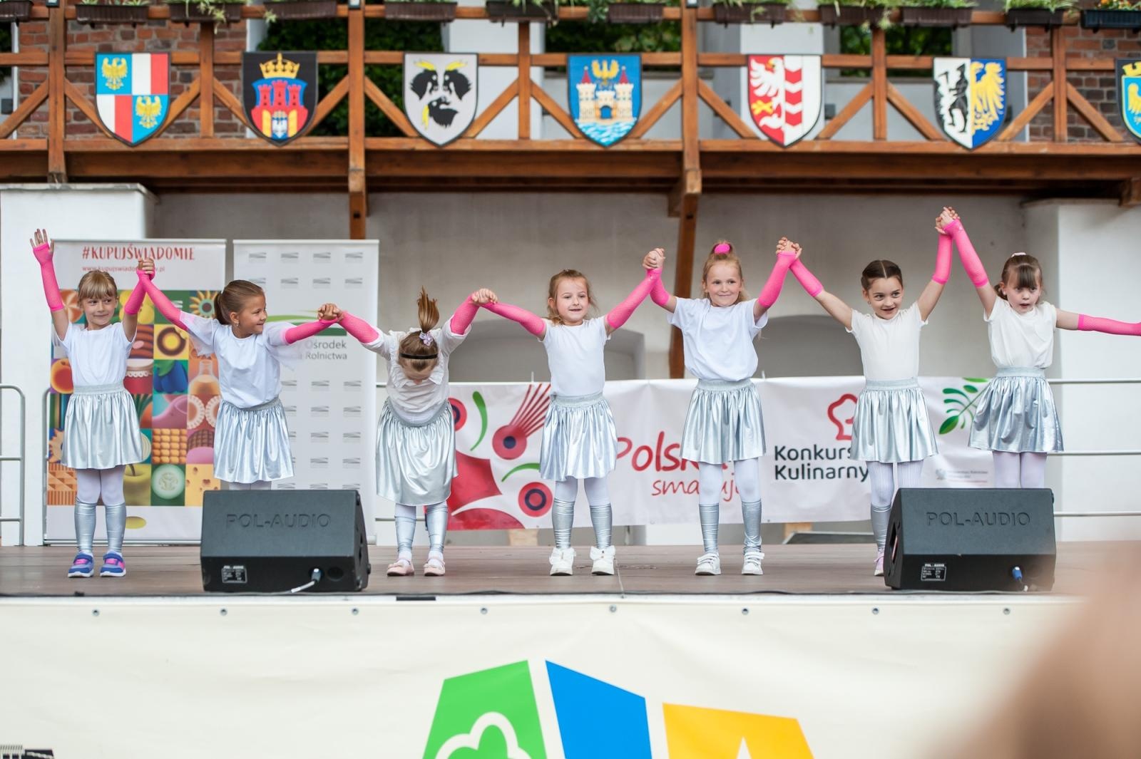 Zdjęcie w galerii na portalu naszraciborz.pl: Młode talenty na scenie Zamku Piastowskiego. Występy wychowanków Powiatowego Domu Kultury wiadomości z regionu