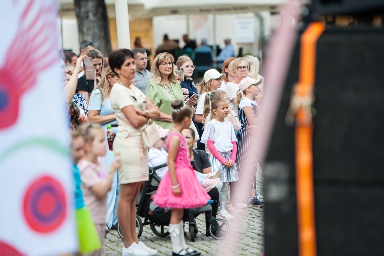 Zdjęcie w galerii na portalu naszraciborz.pl: Młode talenty na scenie Zamku Piastowskiego. Występy wychowanków Powiatowego Domu Kultury wiadomości z regionu